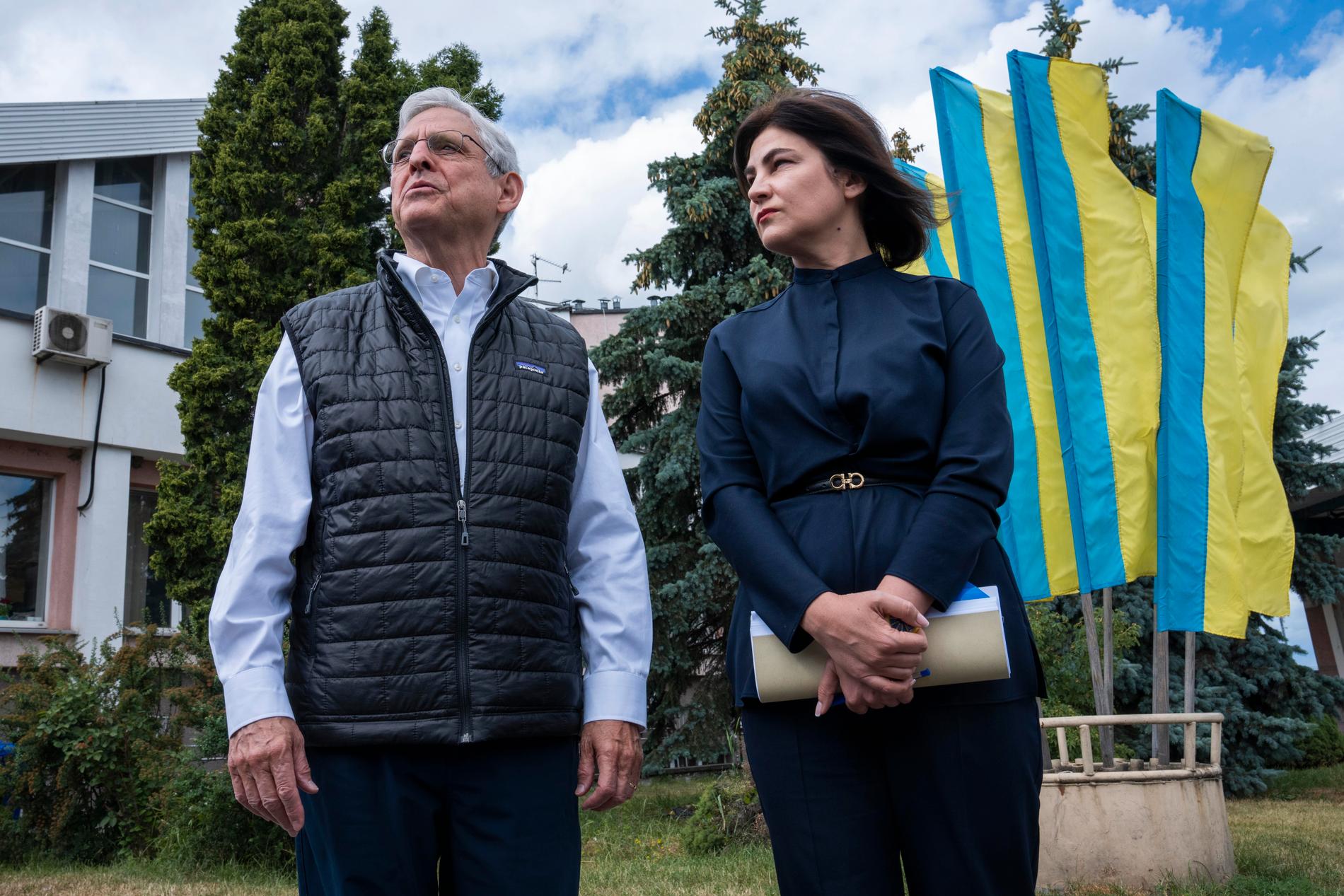 USA:s justitieminister Merrick Garland på besök i Ukraina där han har träffat den riksåklagaren Iryna Venediktova.