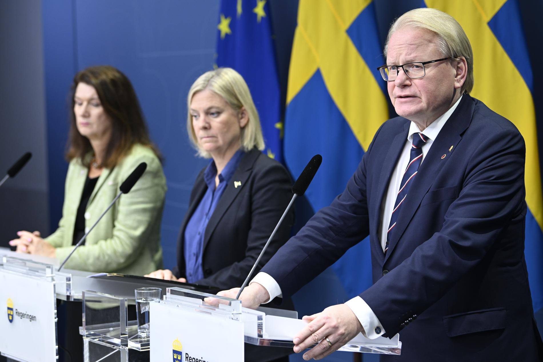 Statsminister Magdalena Andersson (S) (mitten) håller pressträff tillsammans med utrikesminister Ann Linde (S) och försvarsminister Peter Hultqvist (S).