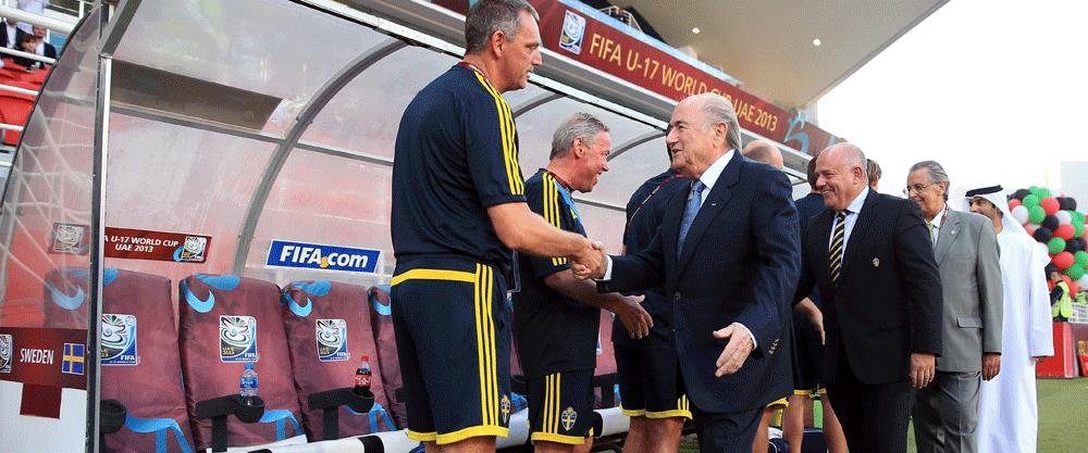 FIFA-presidenten Sepp Blatter hälsar på svenska laget och förbundskaptenen Roland Larsson