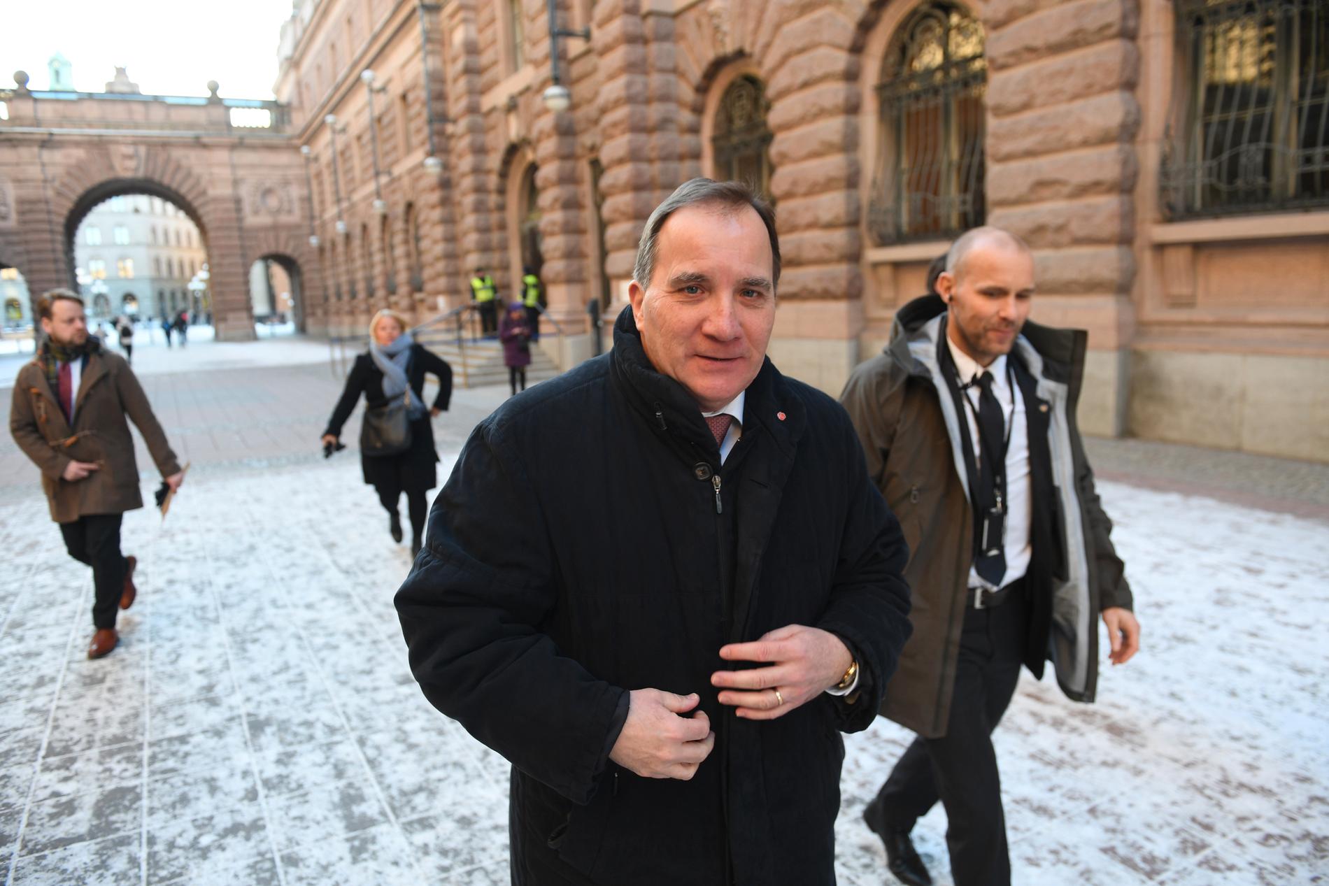 Stefan Löfven lämnar riksdagshuset efter mötet med talmannen