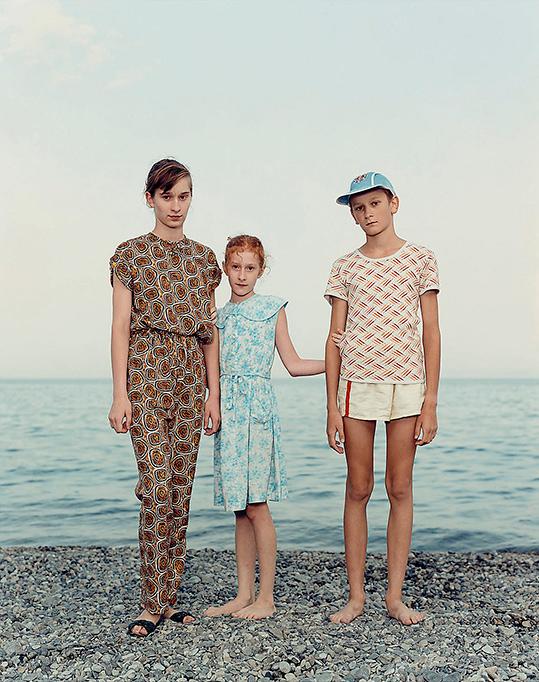 ”Jalta, Ukraina, 30 July, 1993.” Rineke Dijkstras bilder väcker munterhet. Men vad är det för mänsklighet hon skapar i dessa fotografier? undrar Fredrik Svensk.