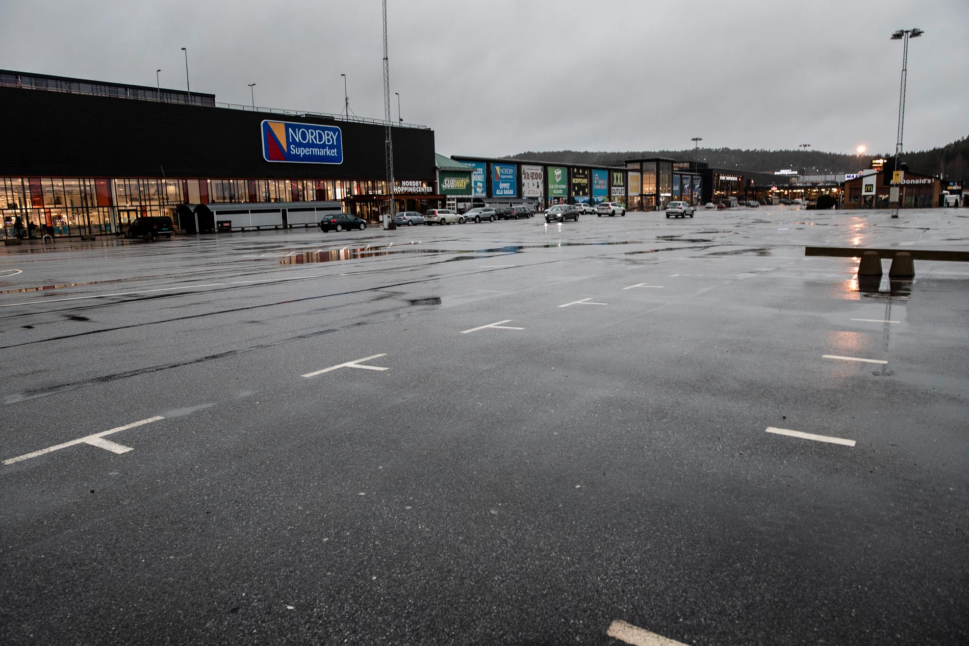 Parkeringen utanför Nordby Shoppingcenter har i princip varit tom sedan pandemin bröt ut. Här är en bild från i vintras när Aftonbladet var på plats i Strömstad.