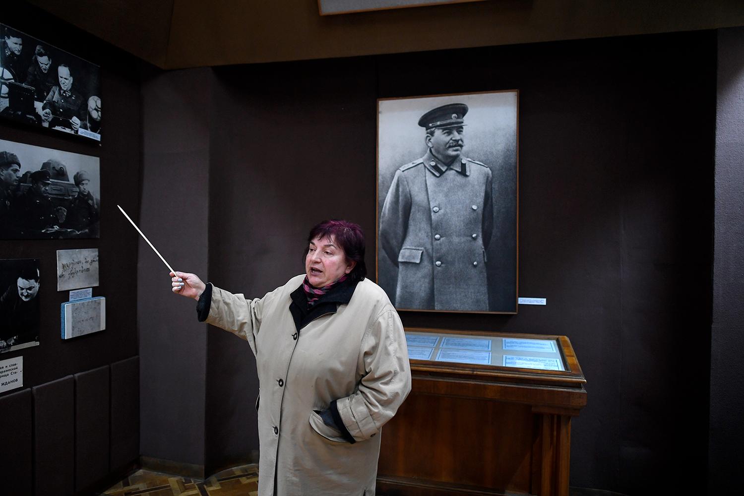Turistguiden på Stalinmuseet i Gori.
