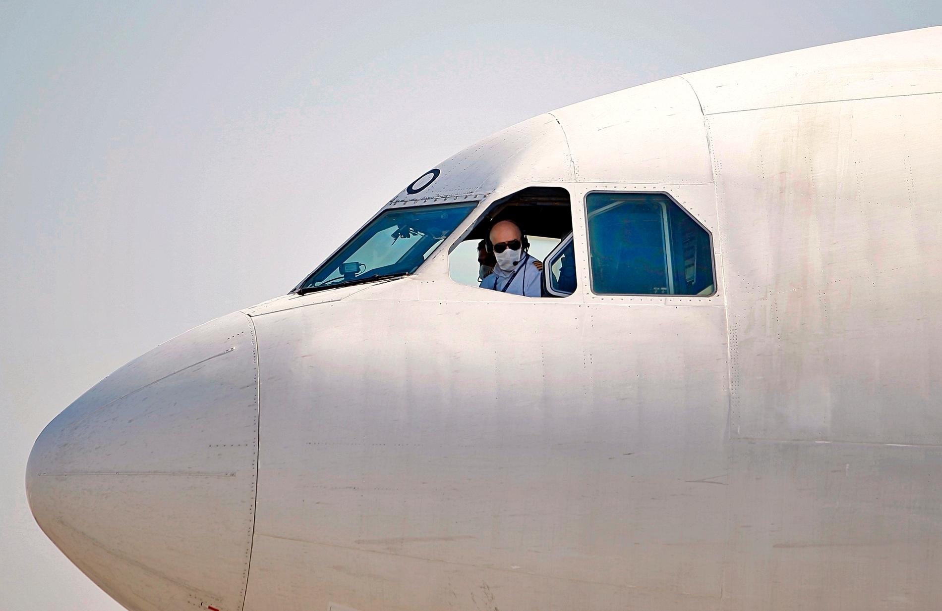 Ett iranskt plan anländer på flygplatsen Najaf i Irak. 
