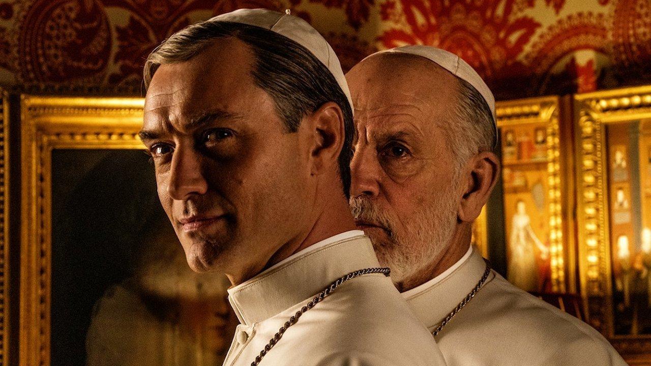 Jude Law och John Malkovich i ”The new pope”.