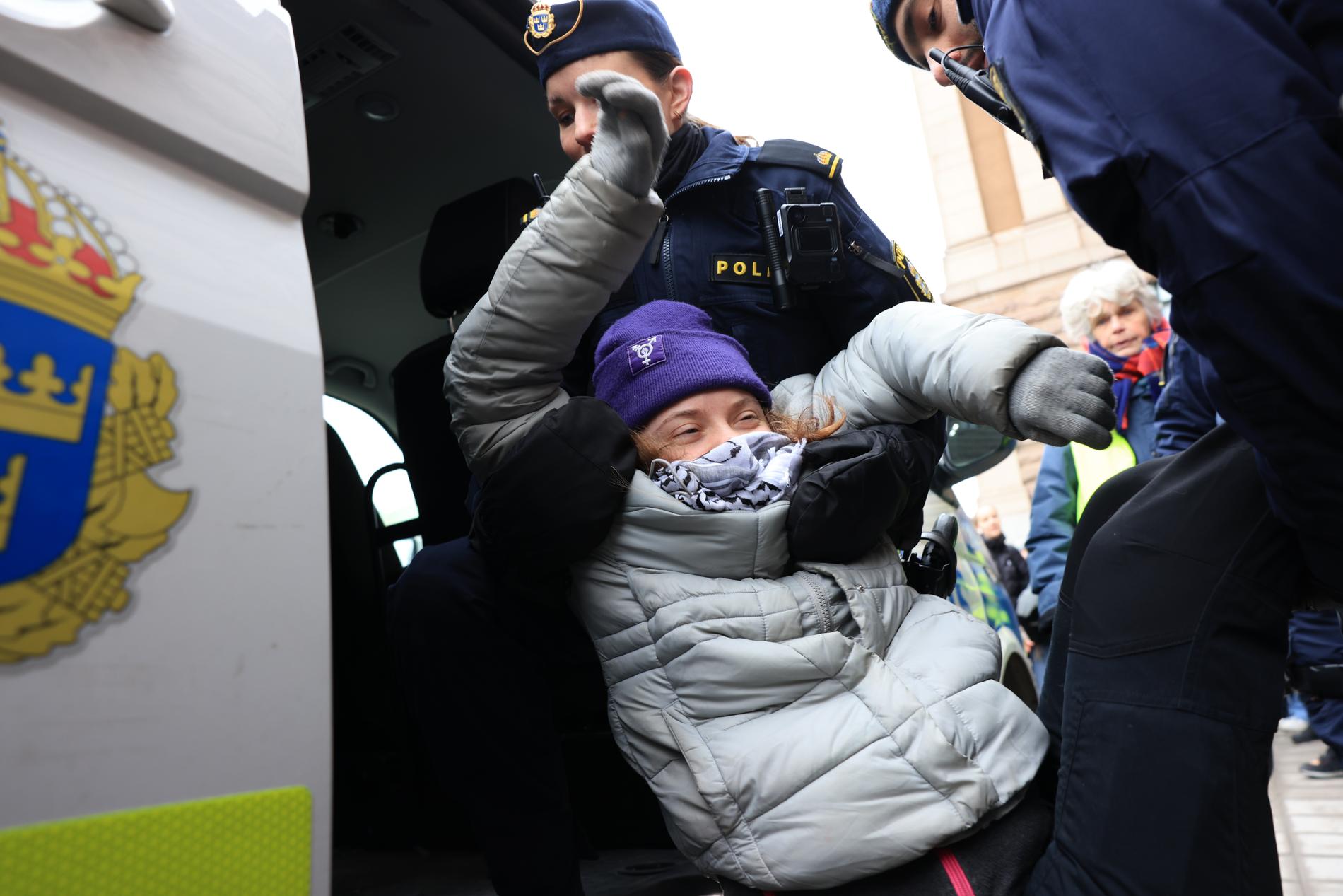Polisen tar Greta Thunberg.