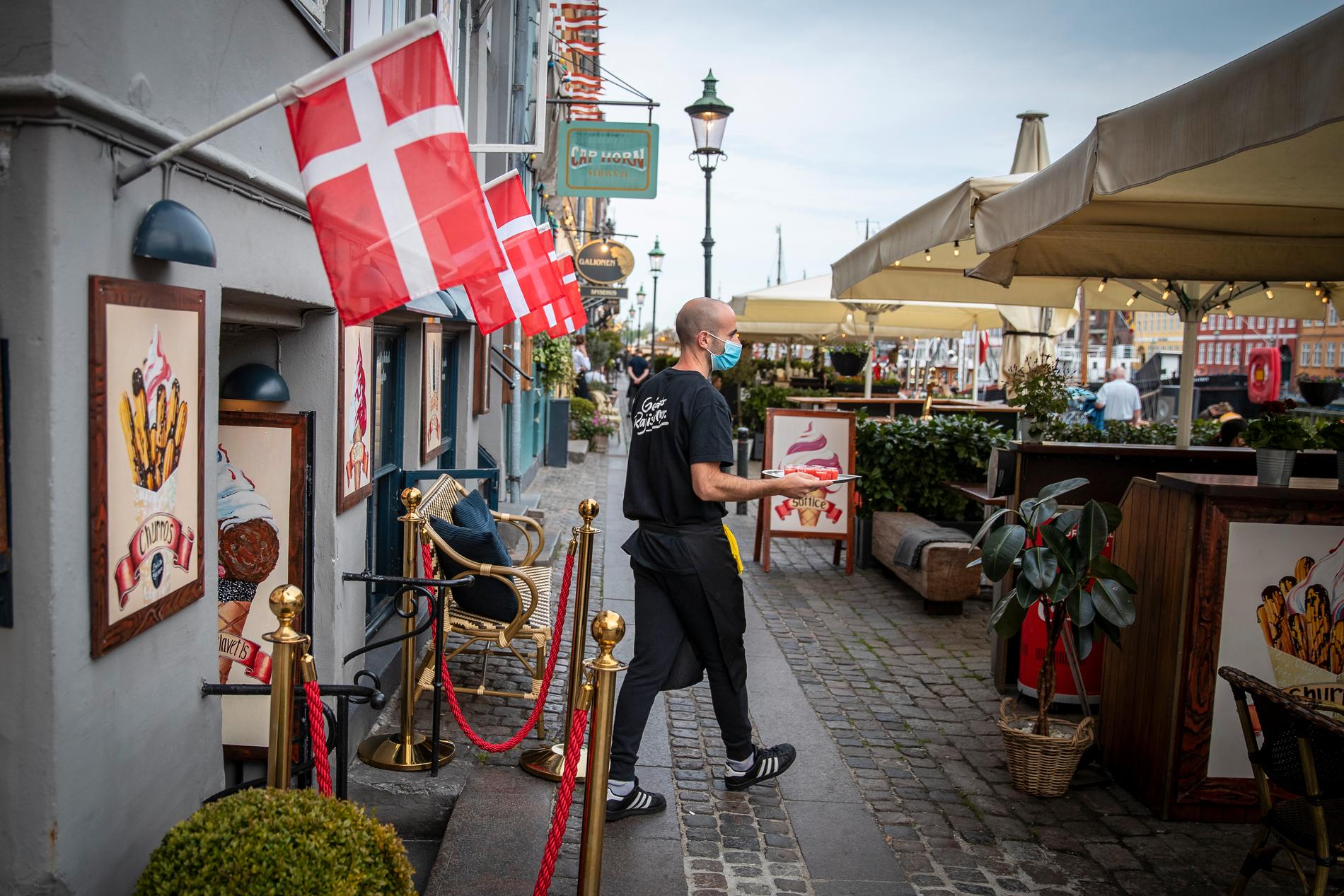 Forskare vill återinföra munskyddskravet efter den kraftiga smittoökningen i Danmark.