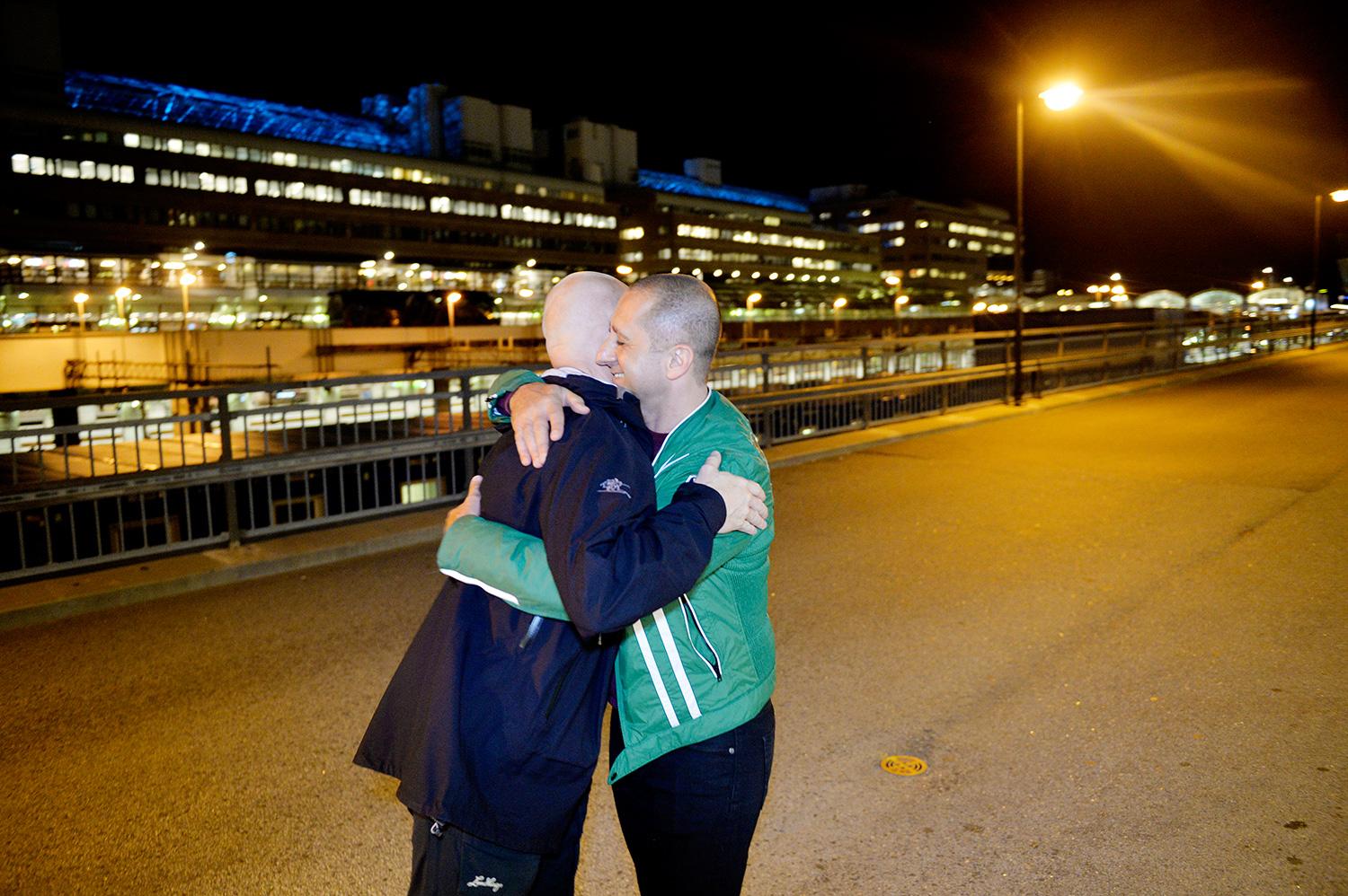 Här kramar Samir om Aftonbladets reporter Anders Johansson som granskat förundersökningen och domen mot Samir.