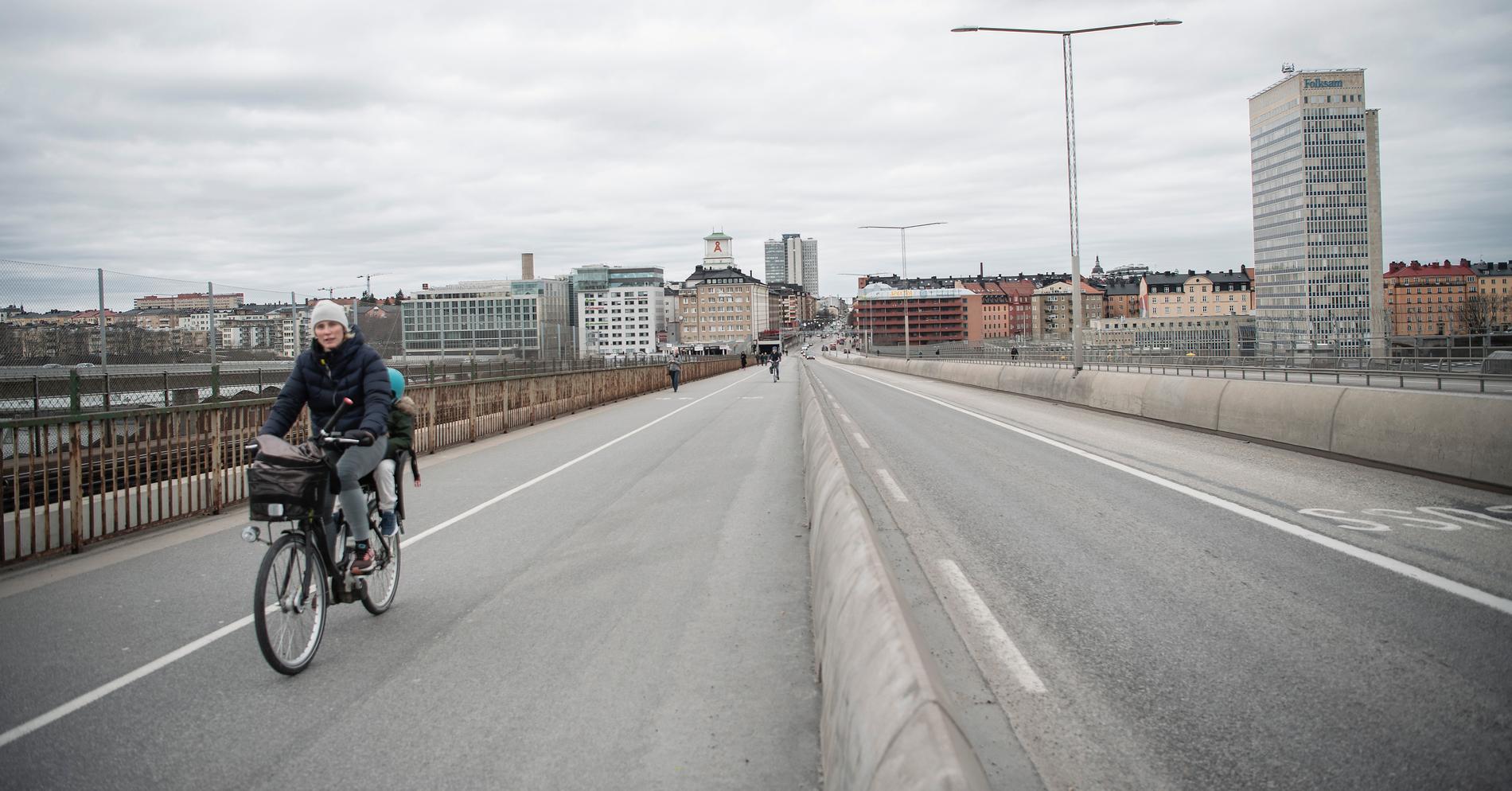 Bron mellan Skanstull och Gullmarsplan i Stockholm är nästan biltom. 