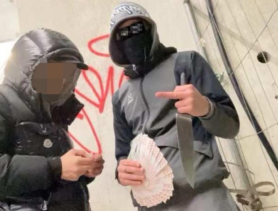 En 15-åring och en 18-åring misstänkta för rån och övergrepp på prostituerade poserar med kontanter och kniv. Bild från polisens förundersökning.