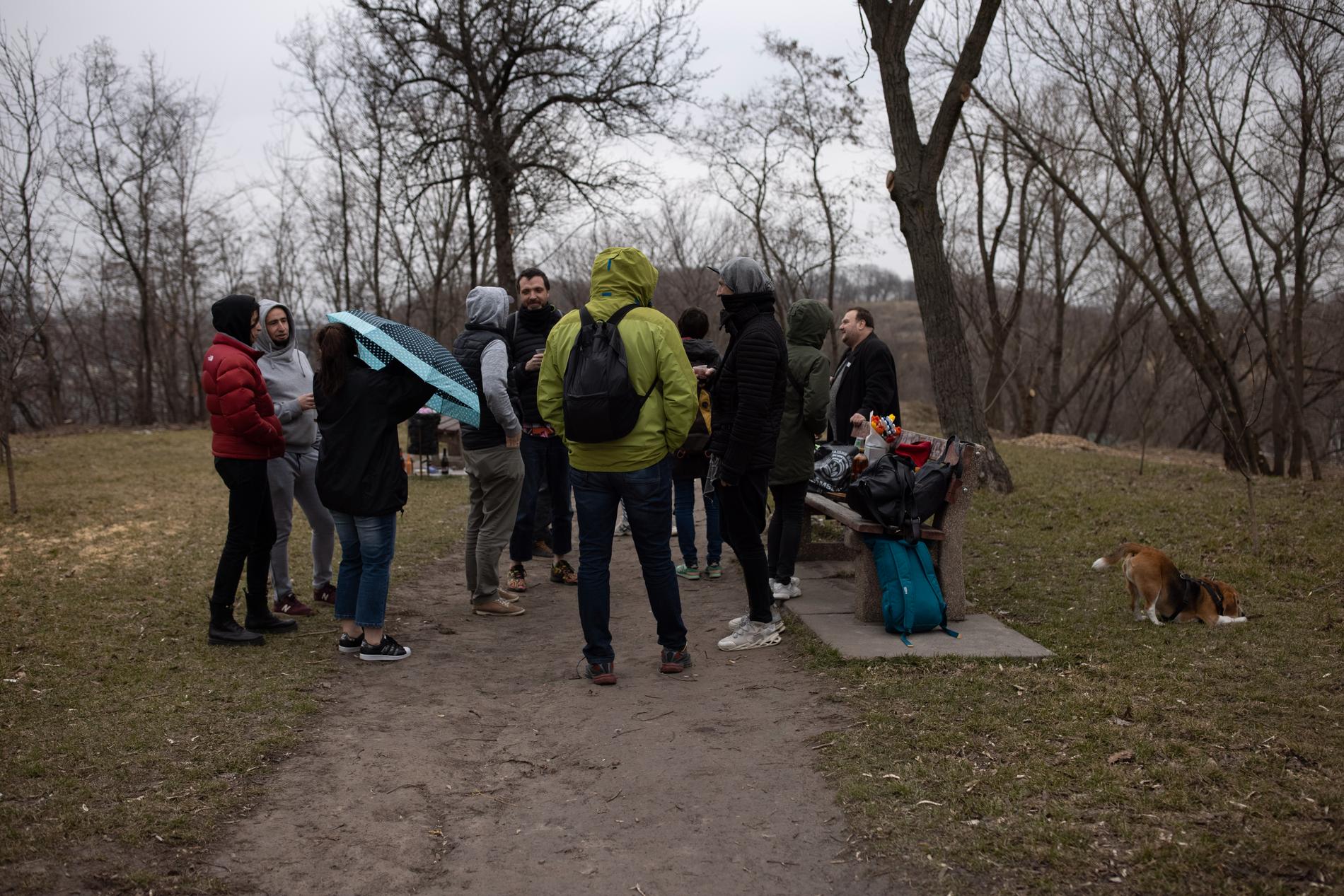 I en park i centrala Kiev har Andreii Sidorkin samlat sina vänner för att fira sin 41-årsdag.