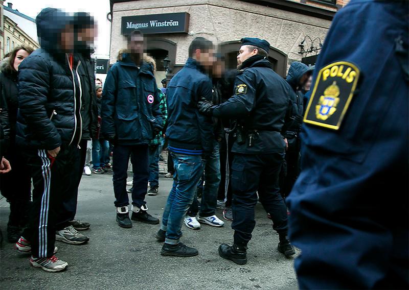 Stök i stan. Ungdomar och 
polis i samband 
med Instagram-
upploppen i Göteborg i slutet av förra året.
