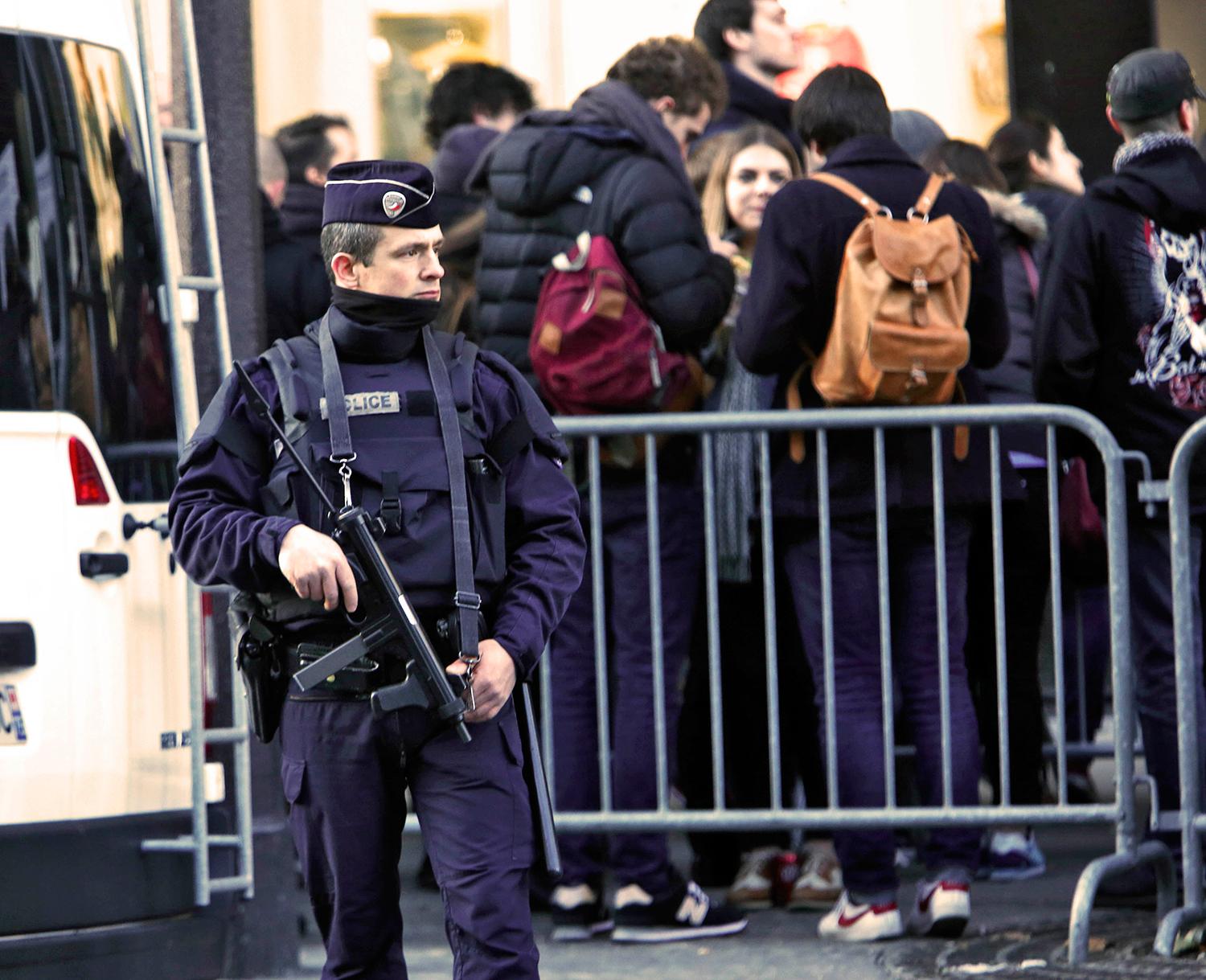 Tung polisbevakning av Eagles of Metal Deaths första koncert i Paris efter terrordåden.