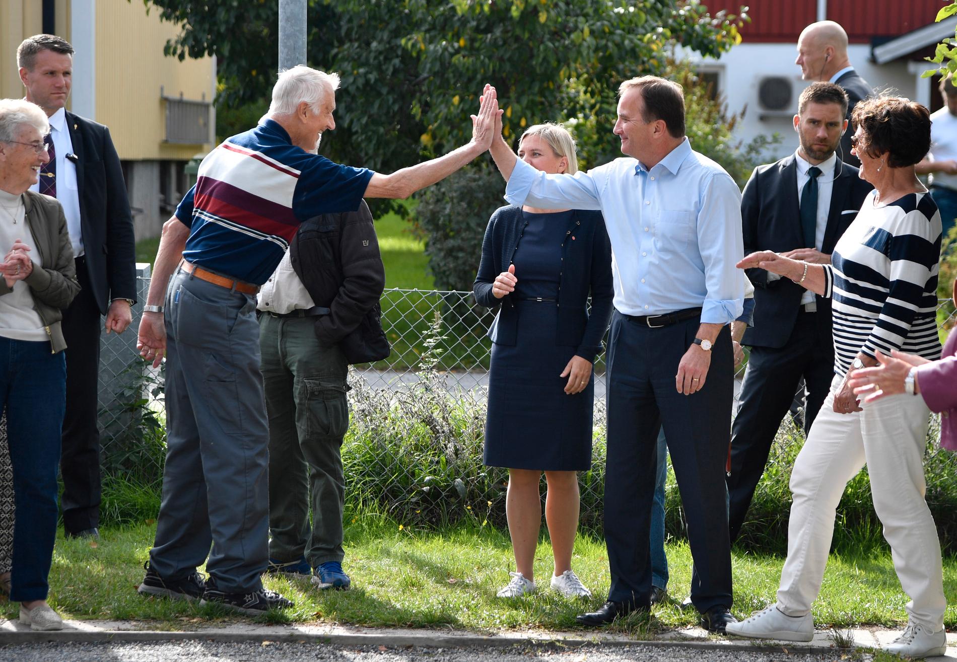 Stefan Löfven och Magdalena Andersson möter pensionärer. 