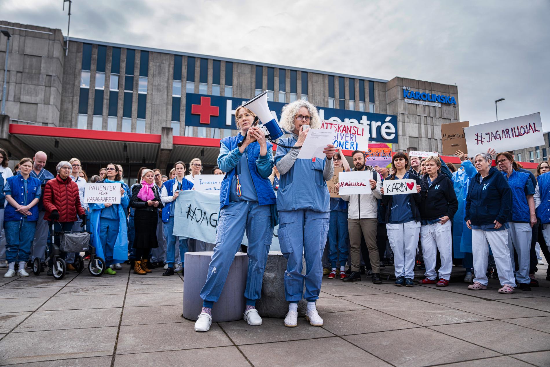 Medarbetare samlades för att protestera mot uppsägningen av förlossningsläkaren Karin Pettersson.