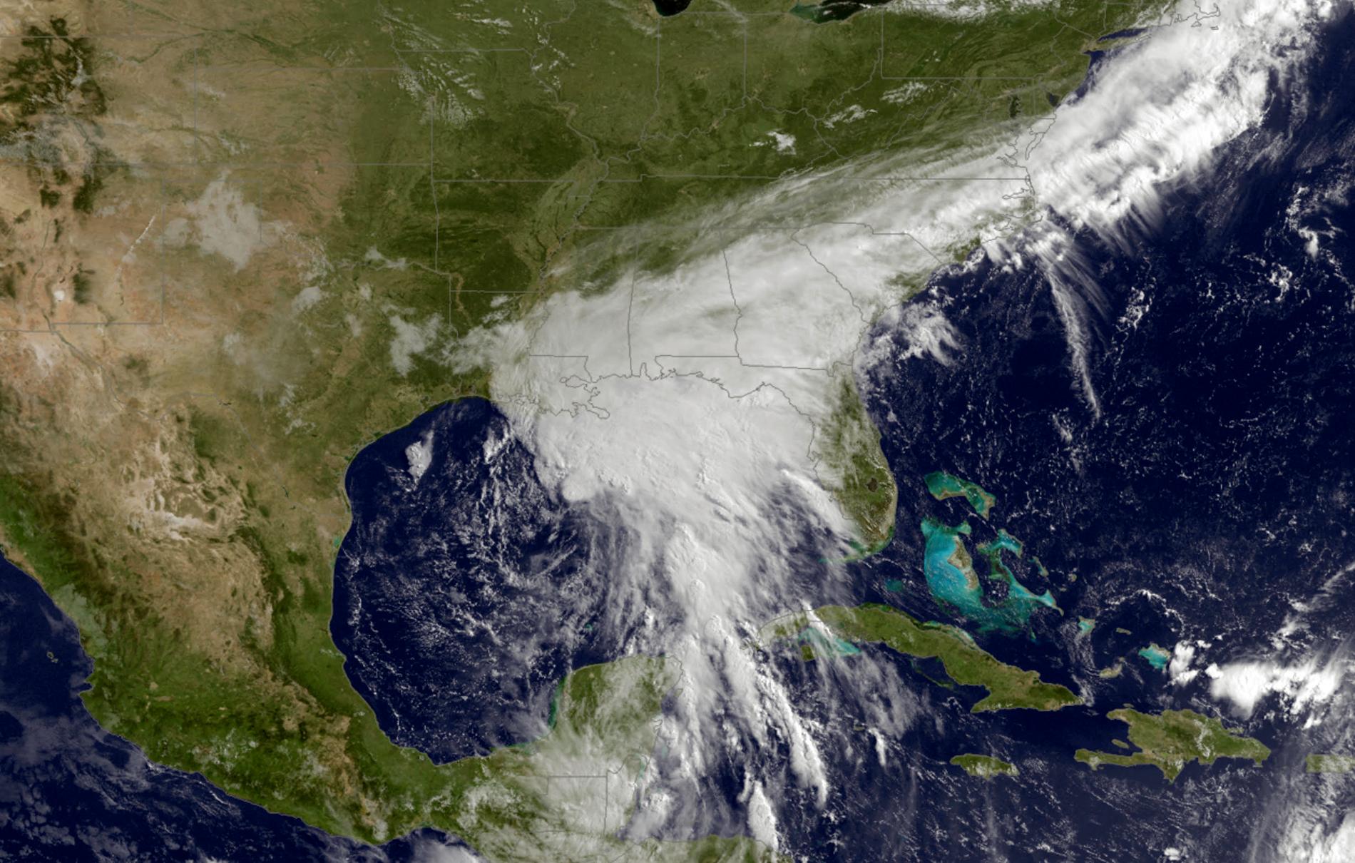 Satellitbild från i tisdags över tropiska stormen Cindy på väg in över det amerikanska fastlandet. 