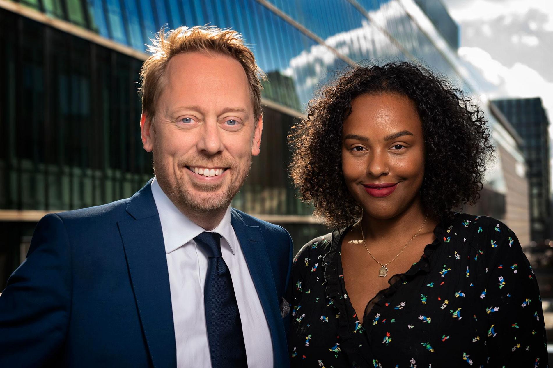 Peter Settman och Amie Bramme Sey tar nu över som programledare för Svenska Hjältar. Den stjärnspäckade galan sänds den 17 december 2018.  