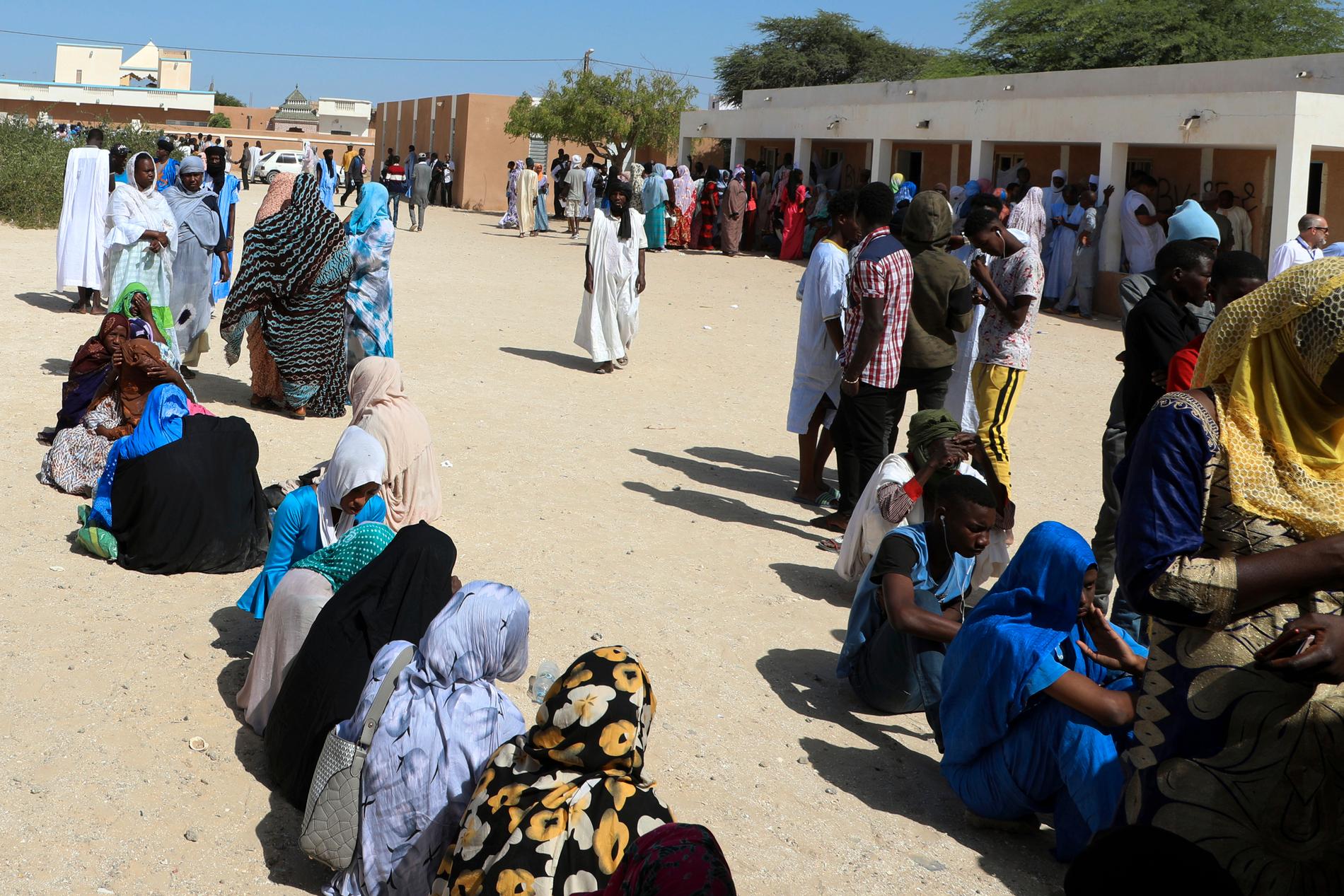 Människor köar för att rösta i Mauretaniens huvudstad Nouakchott den 22 juni 2019.