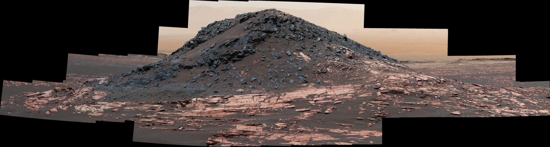 Flera sammanfogade bilder av  en liten cirka fem meter hög kulle som kallas "Ireson Hill" och ligger på vad nasa döpt till ”Lower Mount Sharp” på Mars. Roboten Curiosity utforskade området i februari 2017.