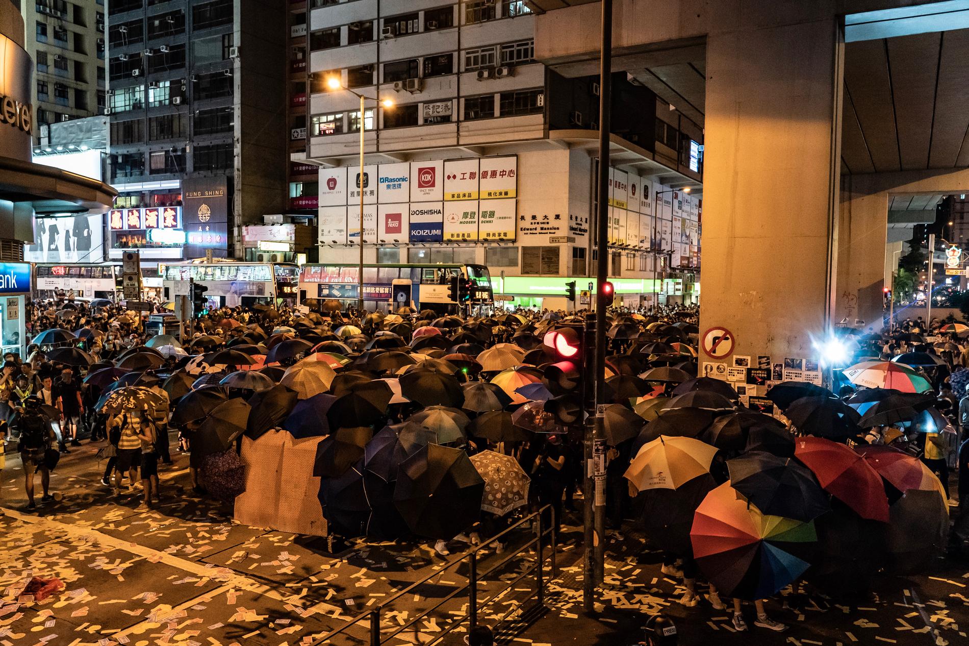 Demonstranter förbereder sig för polisens reaktion utanför Mongkoks polisstation.