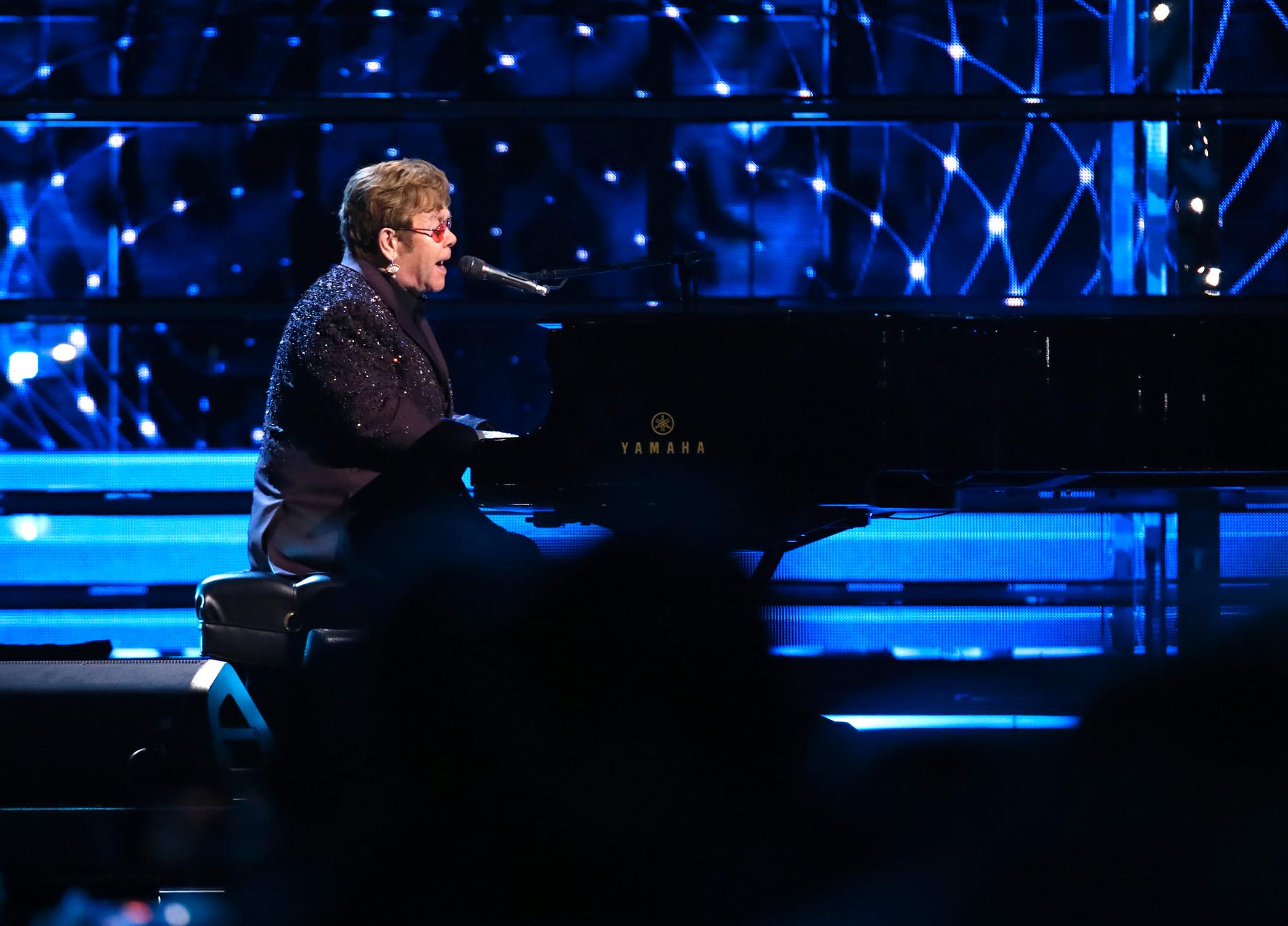 Elton John vid ceremonin förra veckan då hans låtskrivarkollega Bernie Taupin valdes in i Rock and Roll Hall of Fame.