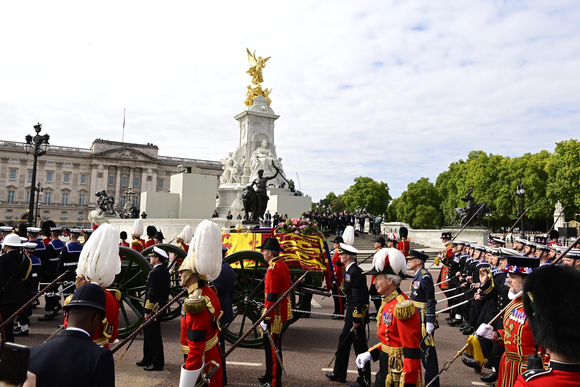 Kortegen med drottning Elizabeths kista har gått uppför The Mall förbi Buckingham Palace efter begravningen i Westminster Abbey.