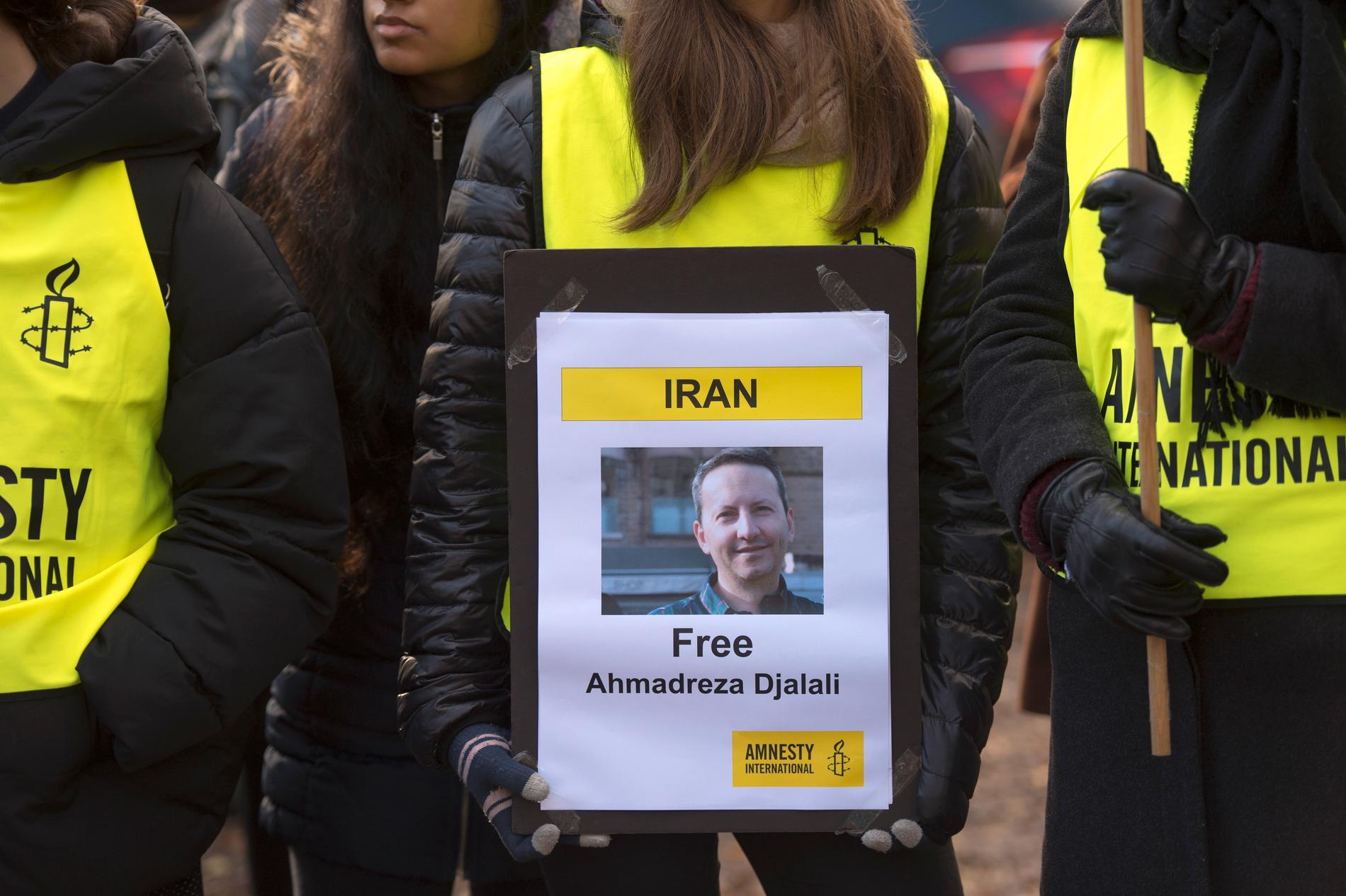 Demonstration utanför Irans ambassad i Sverige för den fängslade KI-forskaren Ahmedreza Djalali. Arkivbild.