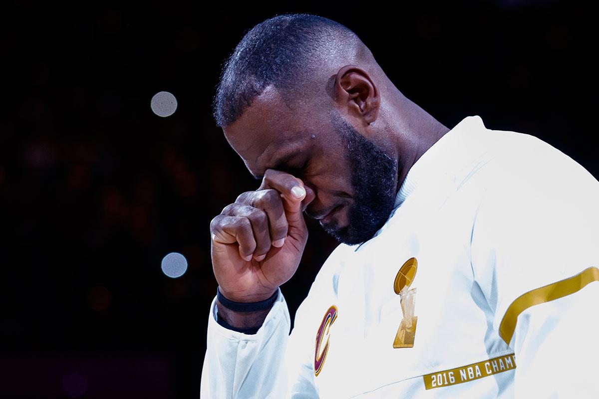 Före matchen hölls en ringceremoni för mästarna från Cleveland, och en känslosam LeBron kunde inte hålla tillbaka tårarna.