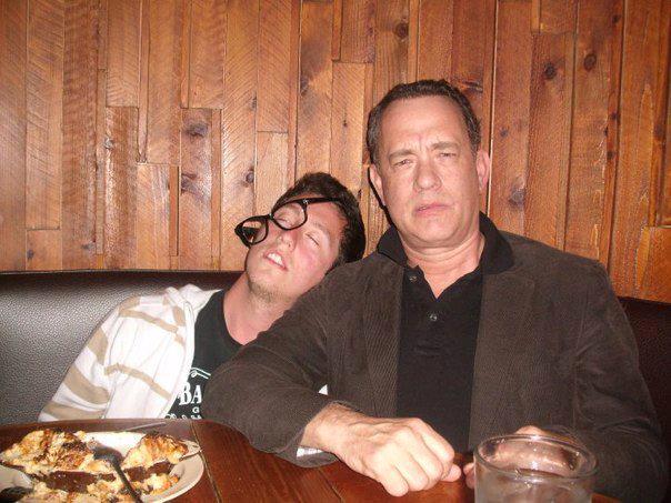 Tom Hanks  Hanks leker full med ett fan
                  Foto:Imgur.com