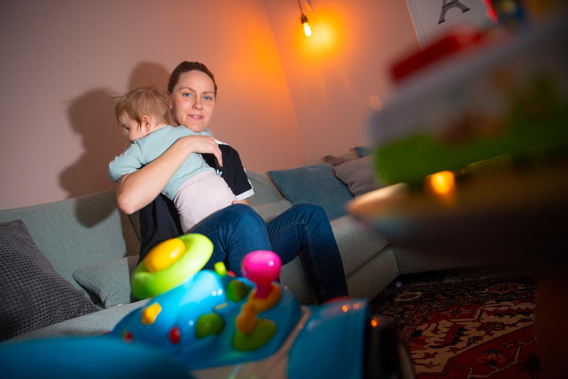 Lisa Dahlkvist bor utanför Umeå med sin fru Jessica och döttrarna Penny, 4, och Kajsa, 8 månader. ”När Umeå gick upp i allsvenskan blev det ett bra alternativ”, säger Dahlkvist.