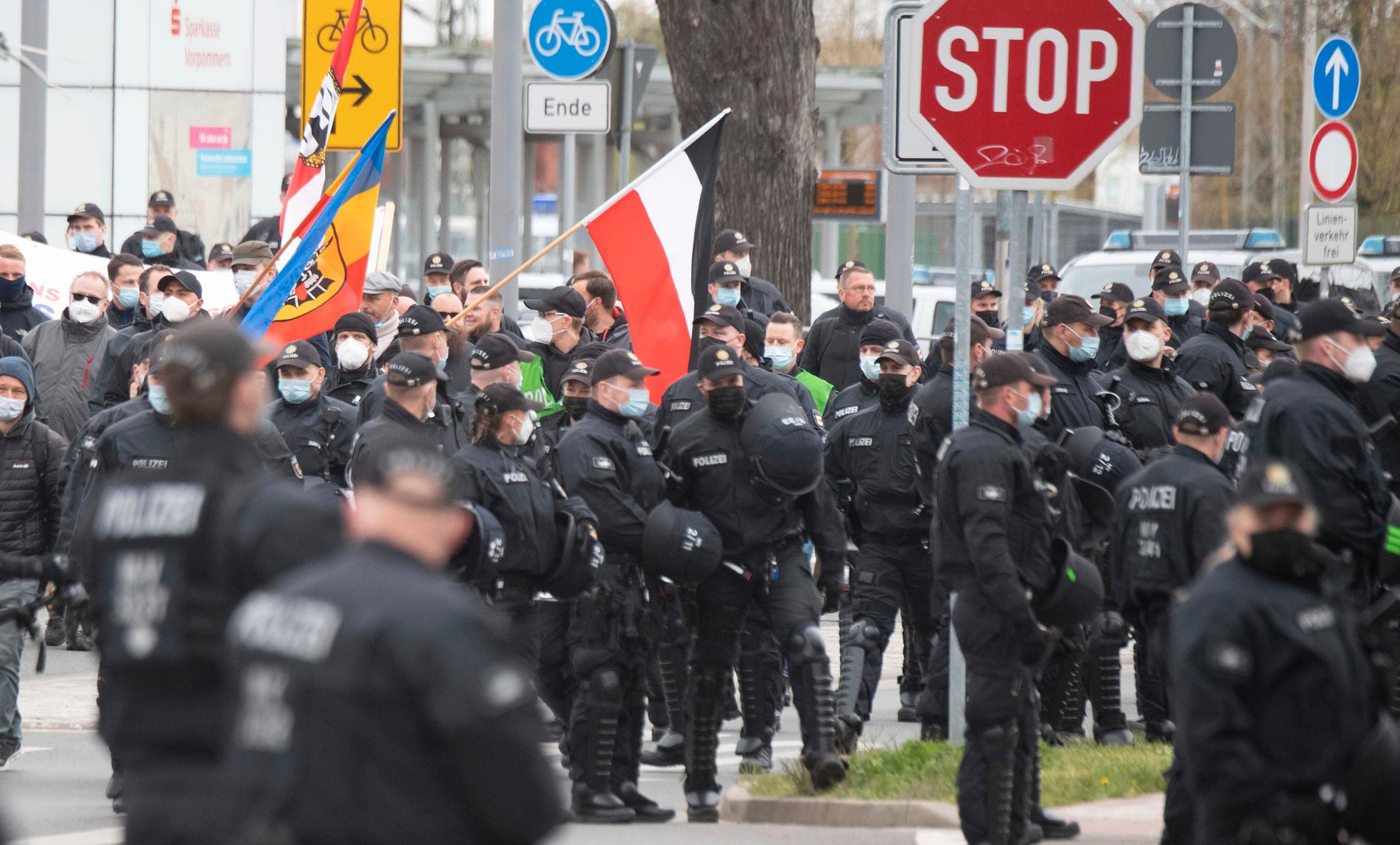 Nynazister demonstrerar i tyska Greifswald. Arkivbild.
