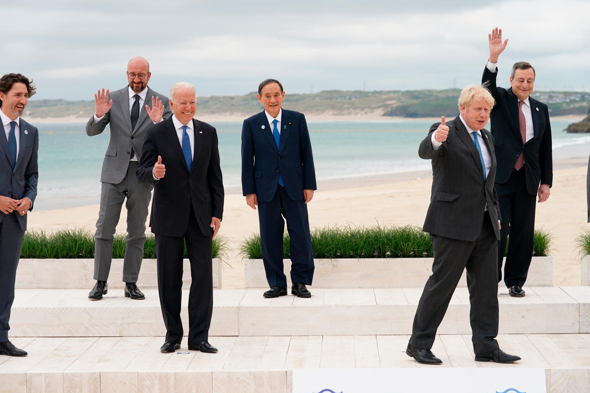 Kanadas premiärminister Justin Trudeau, Europeiska rådets ordförande Charles Michel, USA:s president Joe Biden, Japans premiärminister Yoshihide Suga, Storbritanniens premiärminister Boris Johnson samt hans italienska kollega Mario Draghi fotade på stranden i brittiska Carbis Bay i samband med G7-mötet.