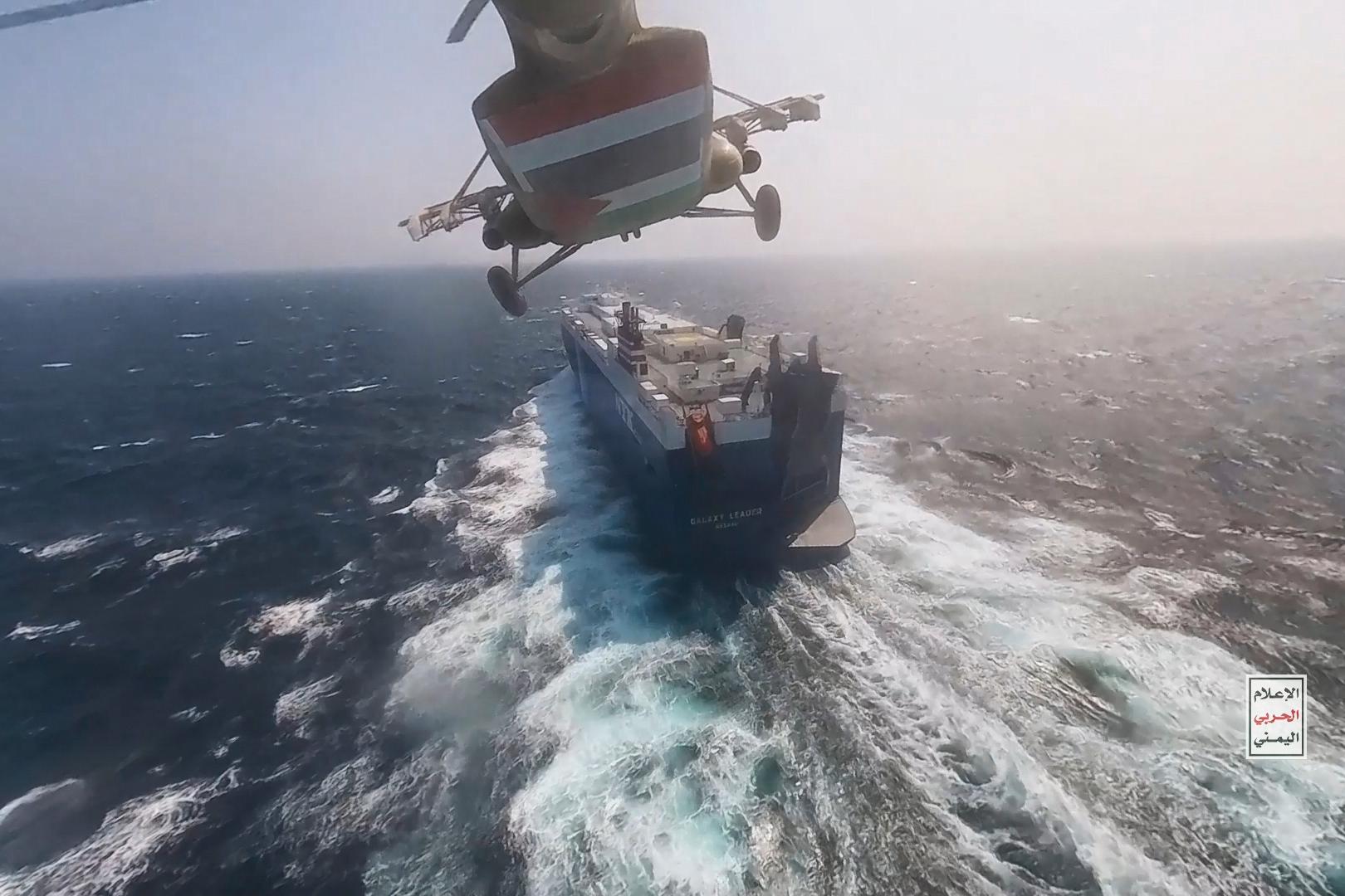 Huthirebeller attackerar fartyg på Röda havet. På bilden visar hur de med hjälp av en helikopter tog över ett israeliskt fraktfartyg i november förra året.