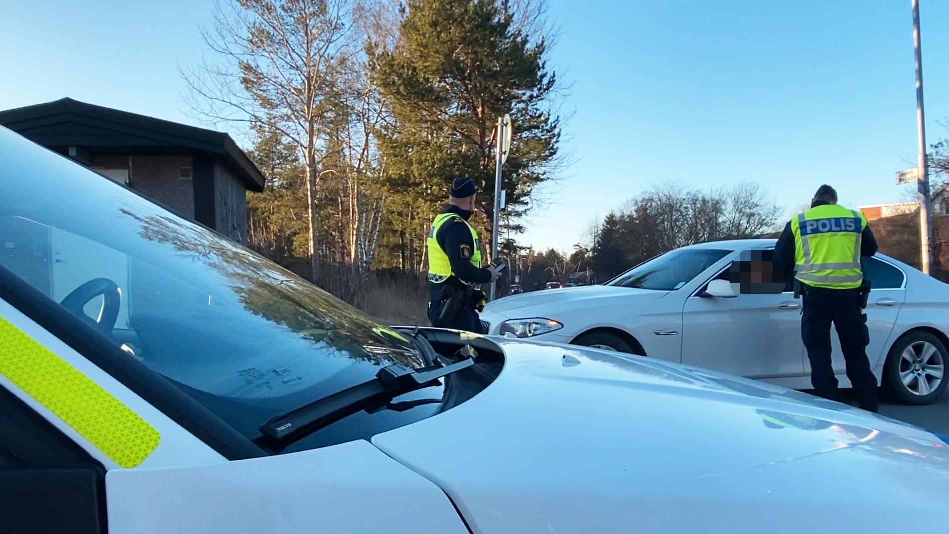 Här genomför polisen en av många fordons- och körkortskontroller i Sävja.