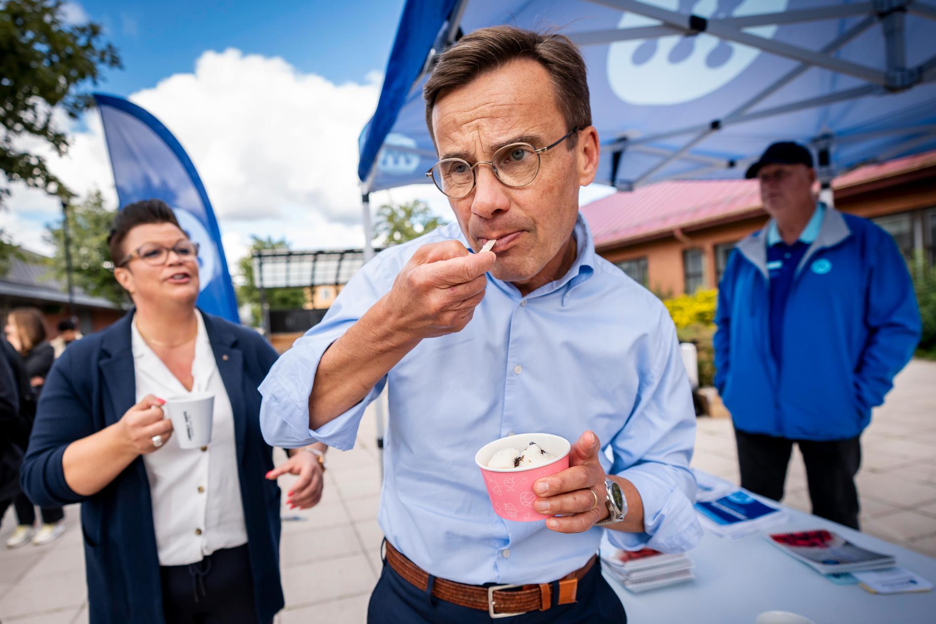 Ulf Kristersson (M) äter glass i Surahammar. 