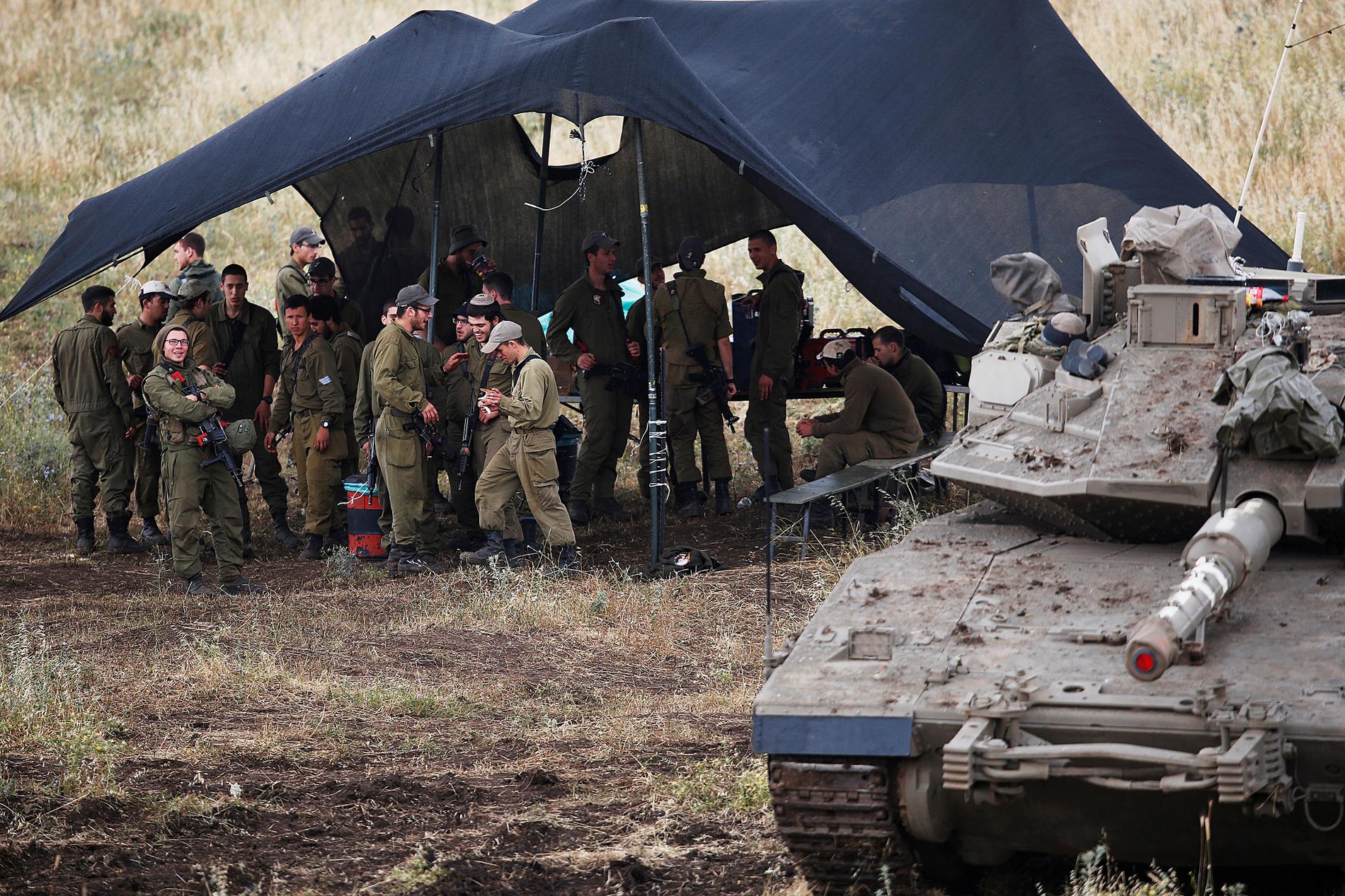 Israeliska soldater syns vid Golanhöjderna vid  gränsen mellan Israel och Syrien. 