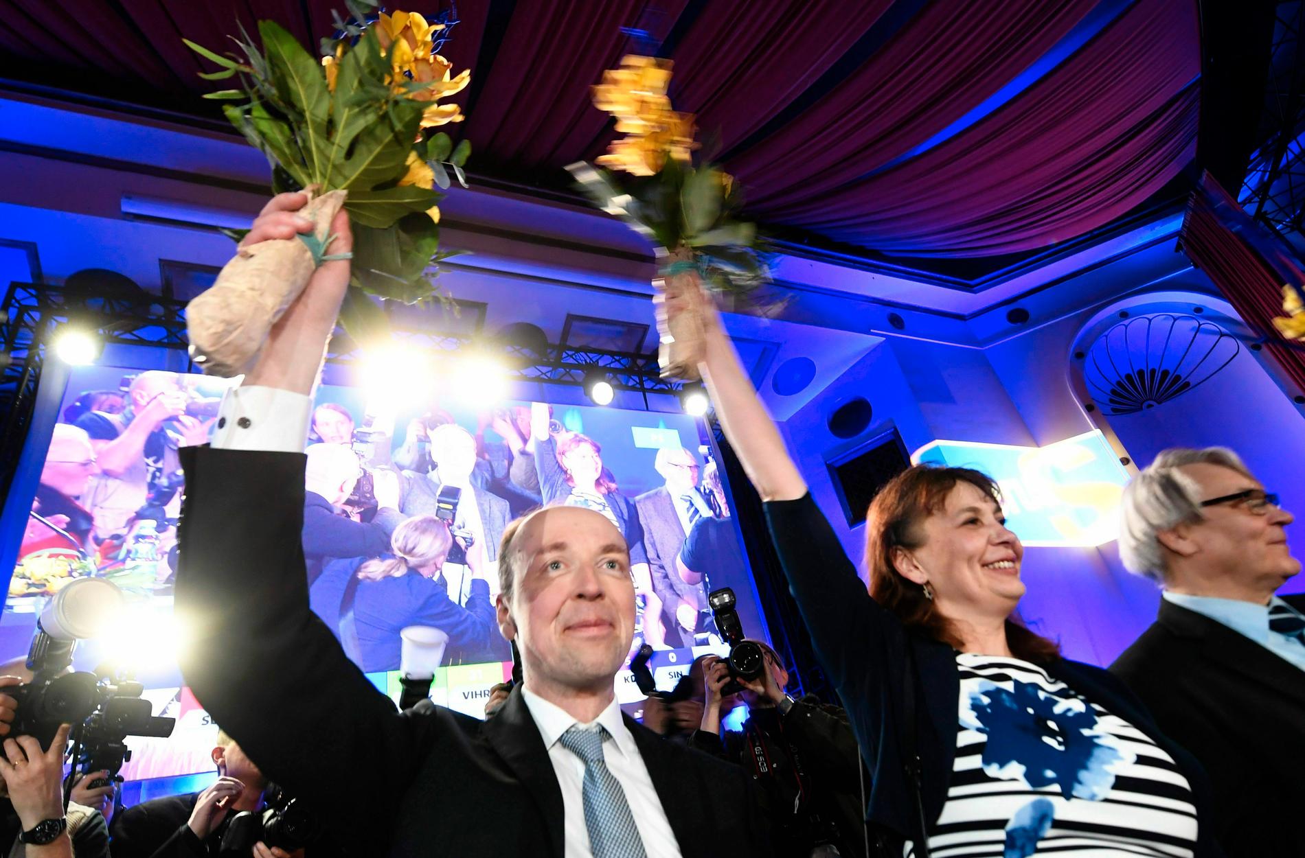 Sannfinländarnas Jussi Halla-aho sträcker händerna i luften under partiets valvaka.