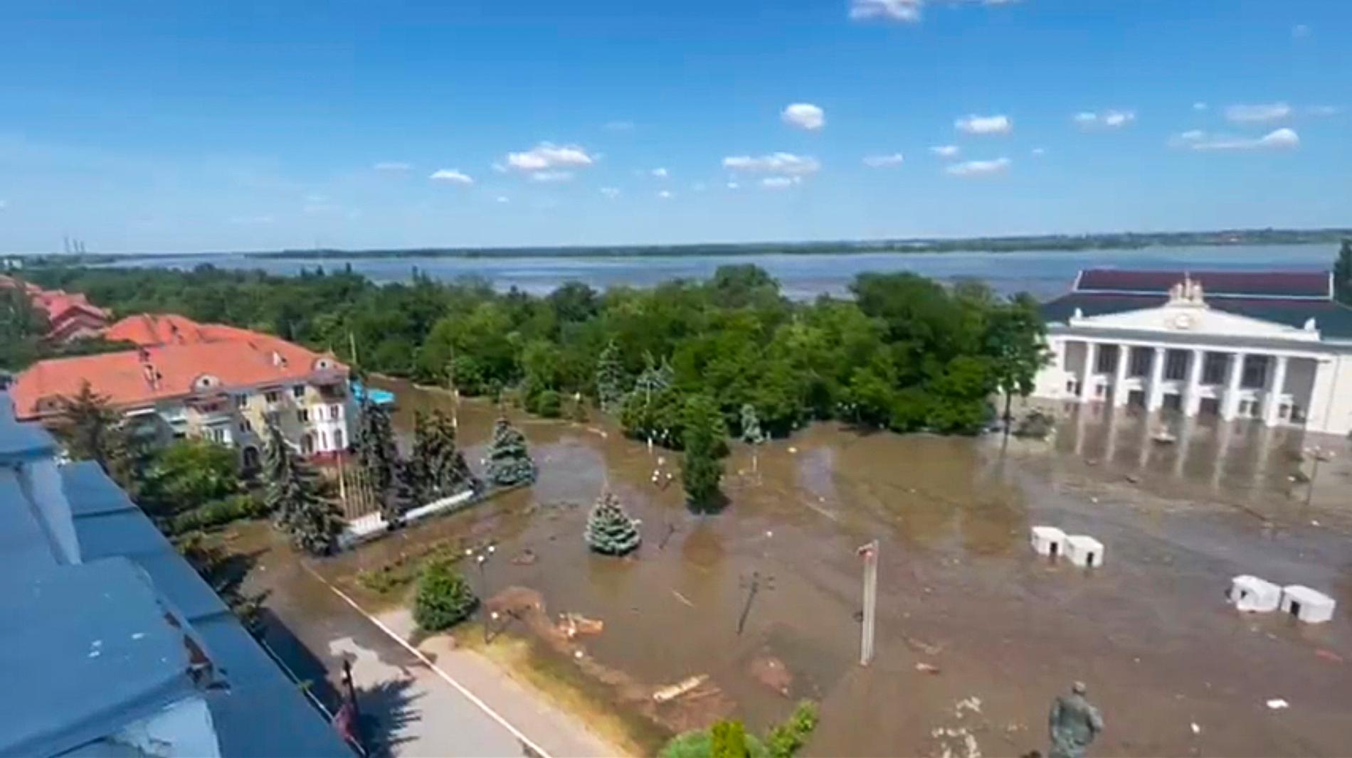 Vattnet har dränkt stora torget i staden Nova Kachovka.