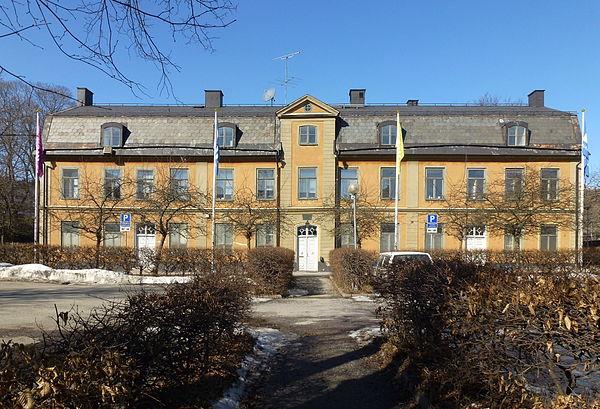 Hovings malmgård uppfördes 1770 av färgaren Carl Gustaf Hoving och är blåklassad av Stadsmuseet, den högsta klassen som omfattar synnerligen kulturhistoriskt värdefull bebyggelse. Det  anses motsvara det som krävs för byggnadsminnen i kulturmiljölagen – malmgården får alltså inte rivas eller förfalla.