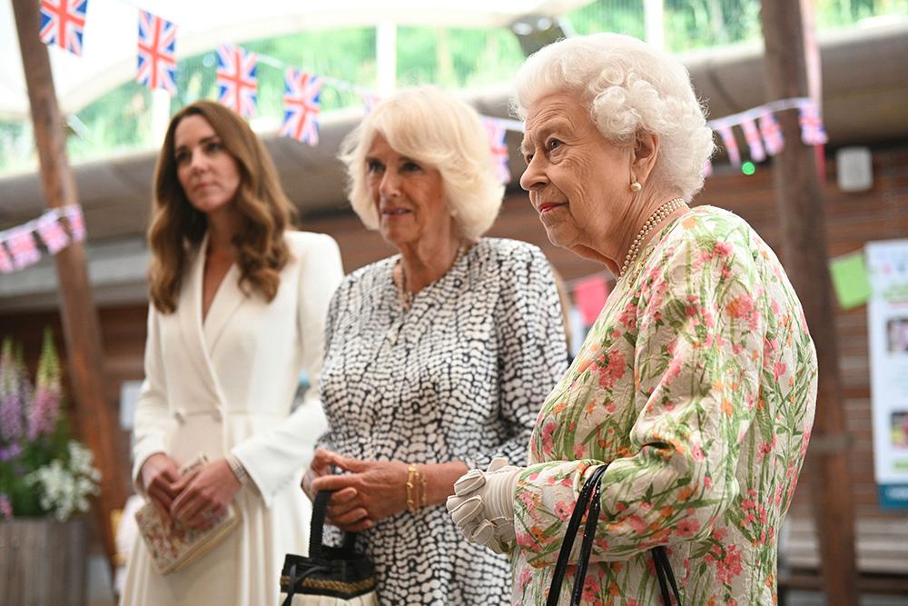 Drottning Elizabeth hade sällskap med hertiginnorna Camilla och Kate när hon besökte välgörenhetsprojektet "The Big Lunch".