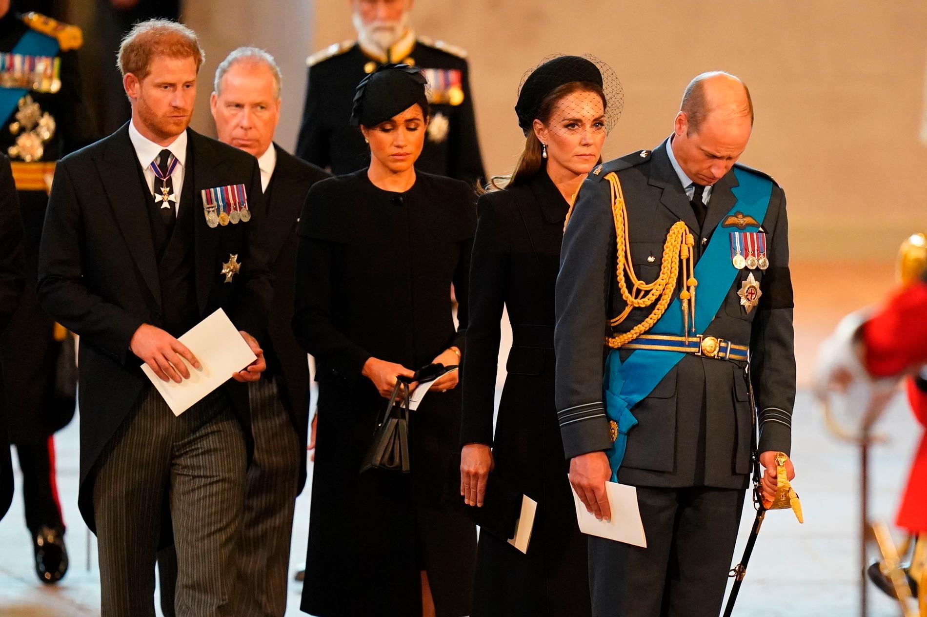 Rrins Harry med frun Meghan och storebror prins William med Kate går in i Westminster Hall.