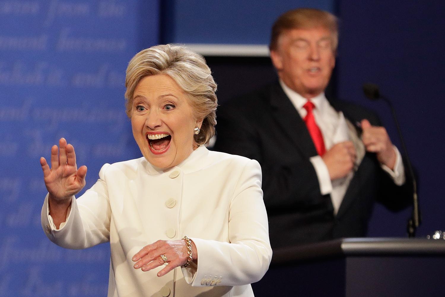 Hillary Clinton under den sista av tre direktsända presidentkandidatdebatter i tv, i vilken de två antagonisterna inte ens skakade hand. Clinton vann debatten, enligt mätningarna.