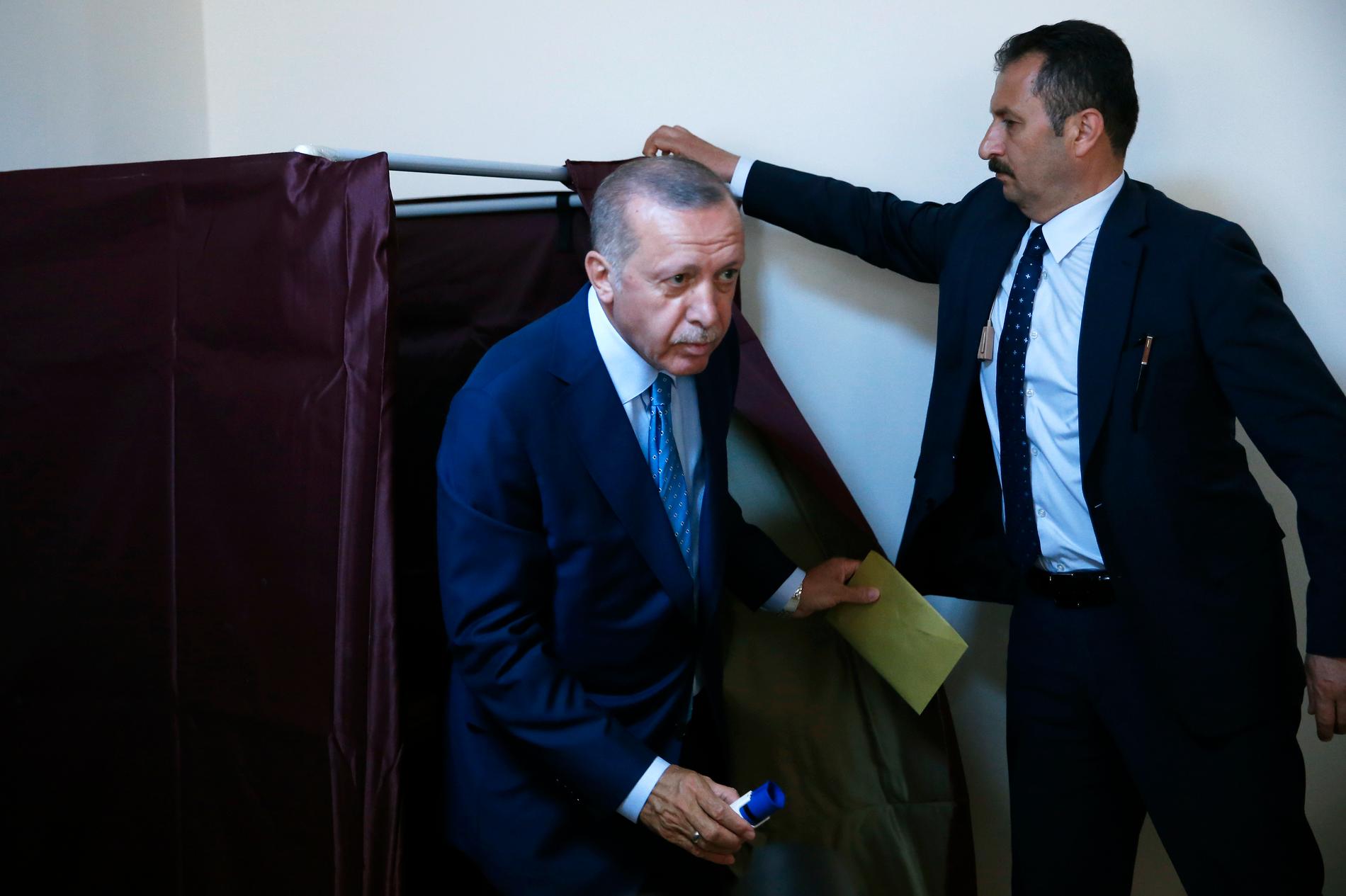 Turkiets president Recep Tayyip Erdogan lägger sin röst i en vallokal i Istanbul.