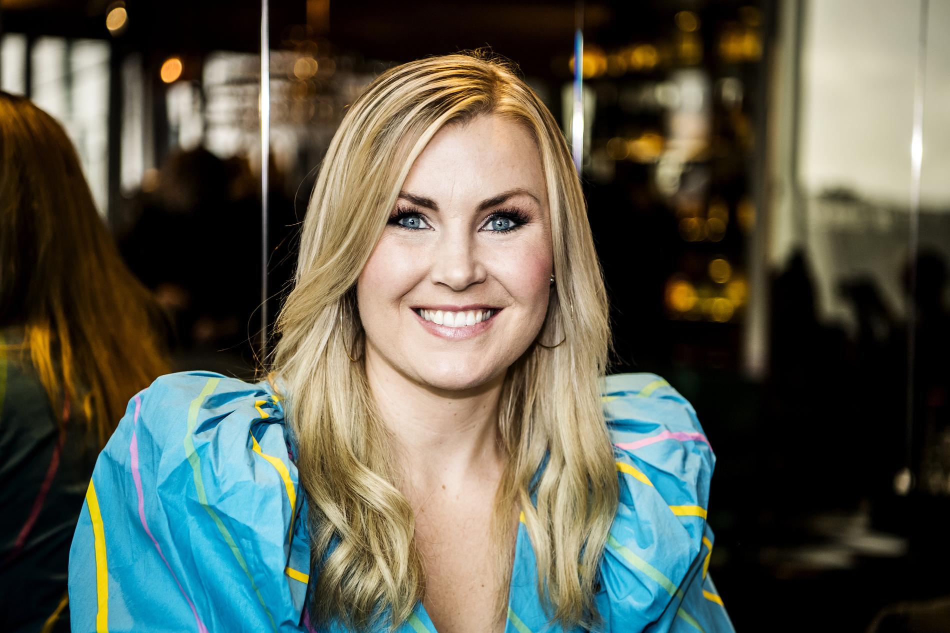 Elisa Lindström tävlar med låten ”Den du är”.