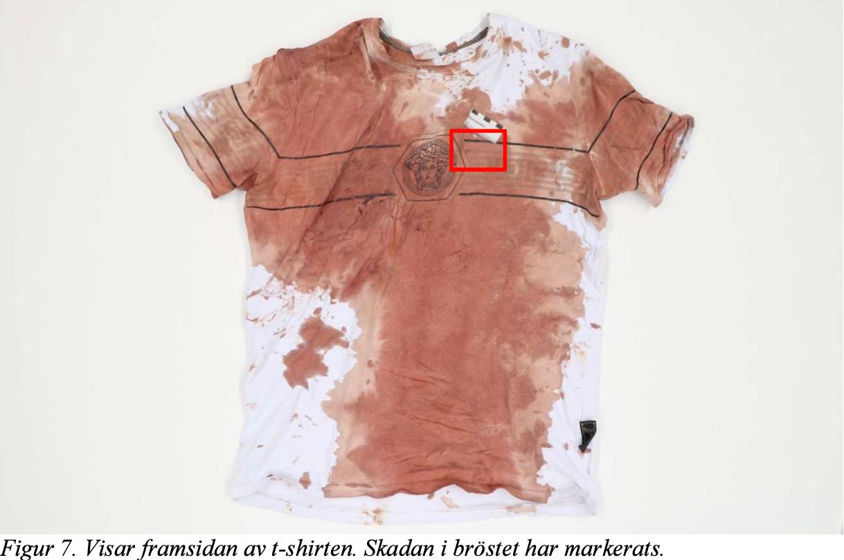 Pojkvännens nedblodade t-shirt, med ingångshålet markerat.
