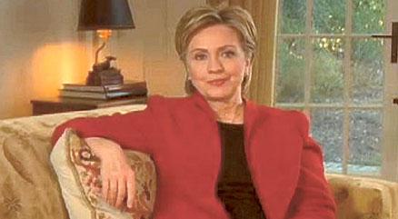 Trygg och avslappnad i en soffa inledde Hillary Clinton ett samtal med det amerikanska folket.