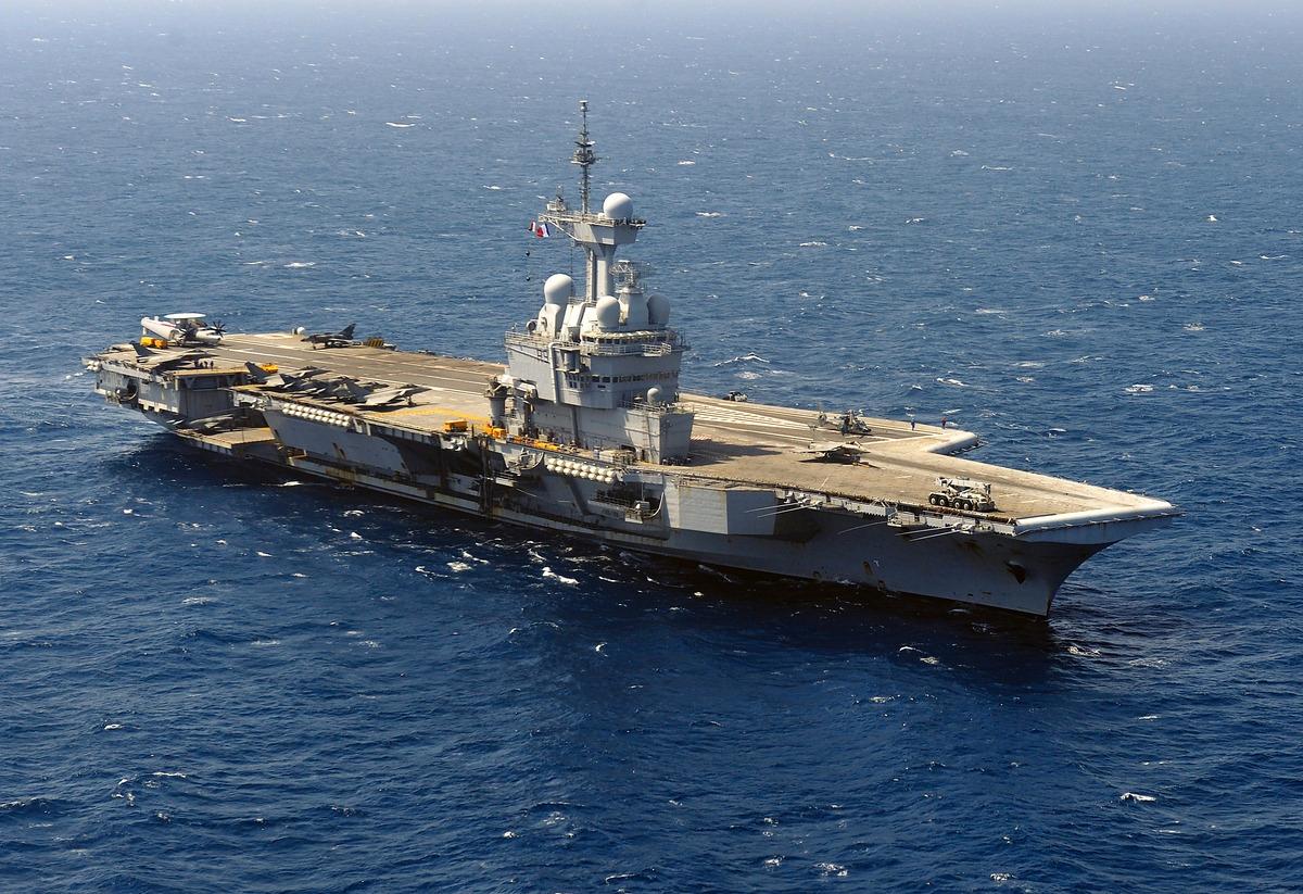 Det franska hangarfartyget Charles-de-Gaulle befinner sig i Medelhavet.