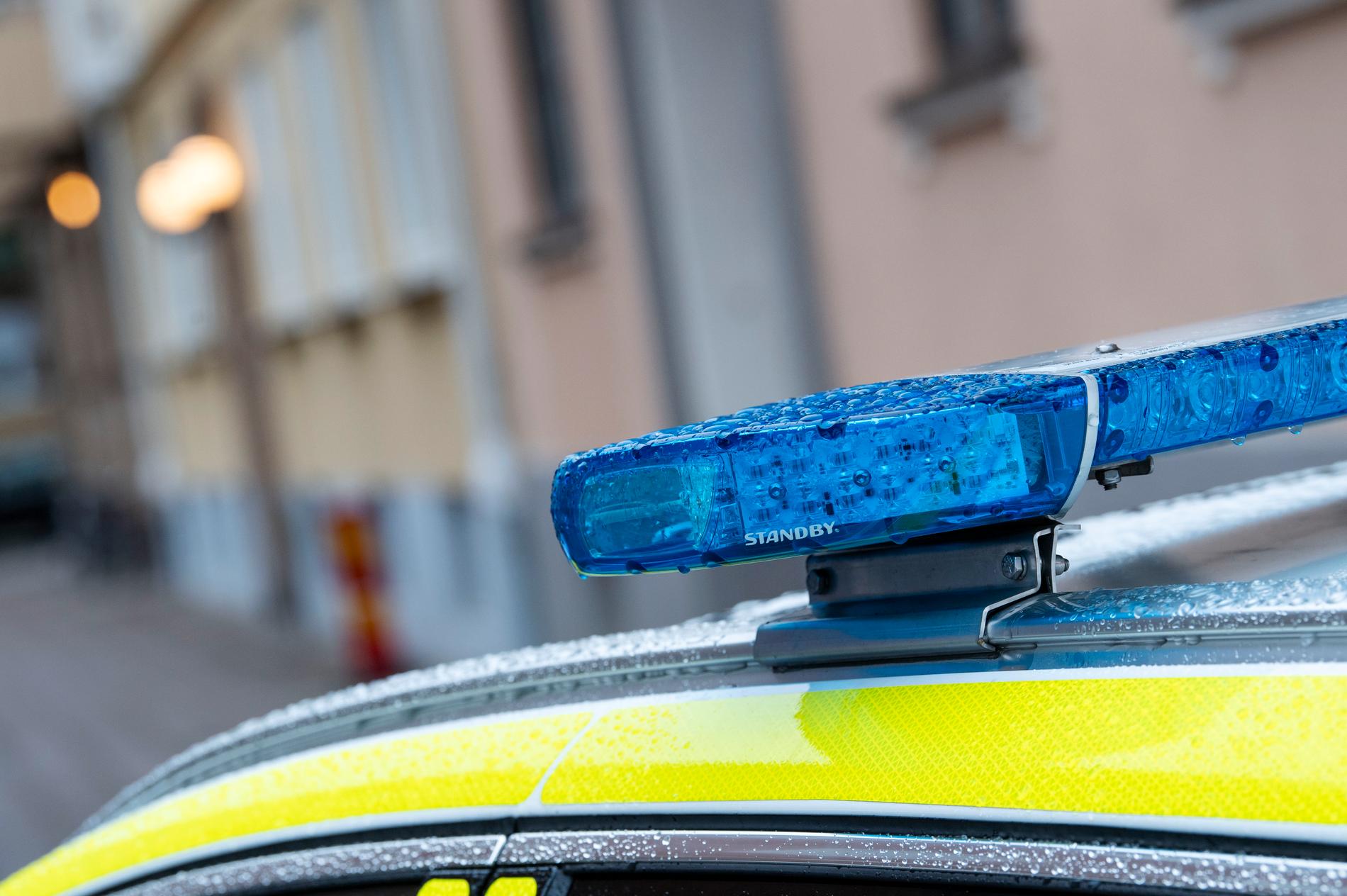 Polis beordrades till Gränby där flera personer uppges ha attackerat en grupp andra män i bil. Arkivbild.