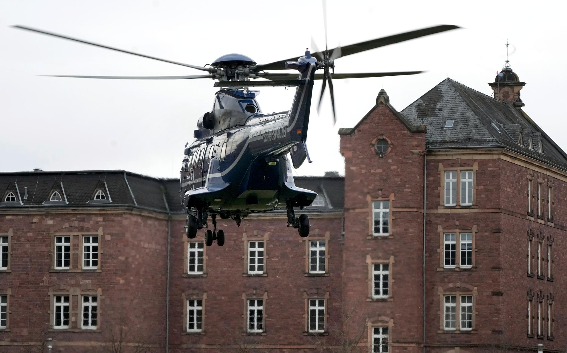 En polishelikopter med en misstänkt anländer till den federala åklagarmyndigheten i Karlsruhe. 