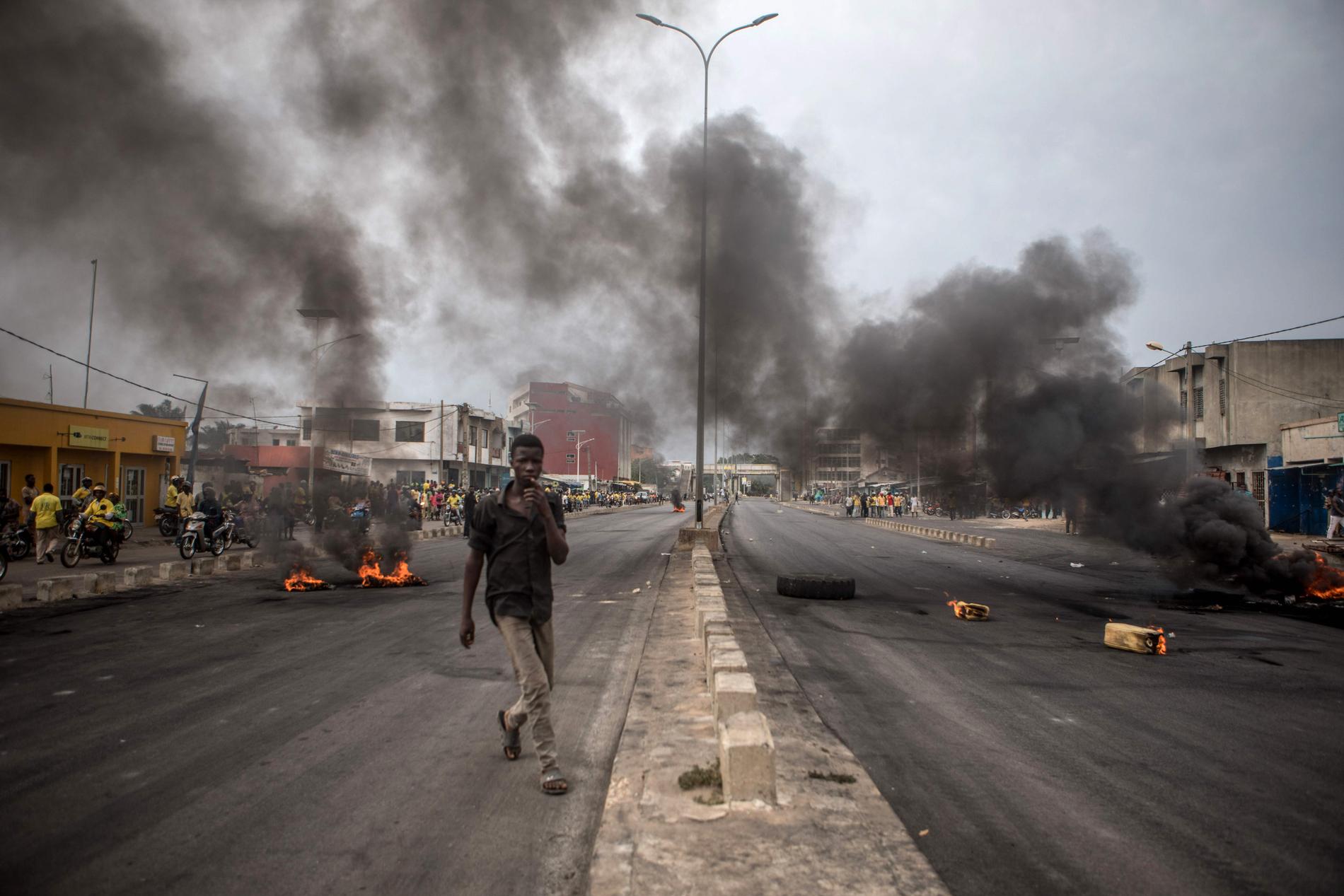 Däck brinner på gatorna i stadsdelen Cadjehoun i Cotonou, där demonstranter slutit upp vid ex-presidenten Thomas Boni Yayis hem.